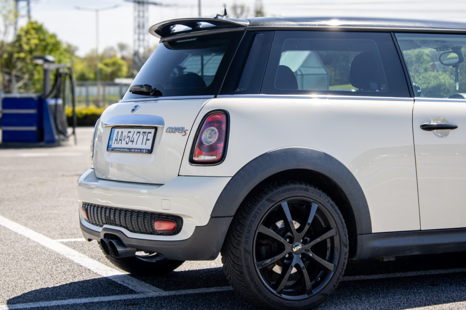 2009 MINI Cooper S, bílá hatchback, 158 491 km