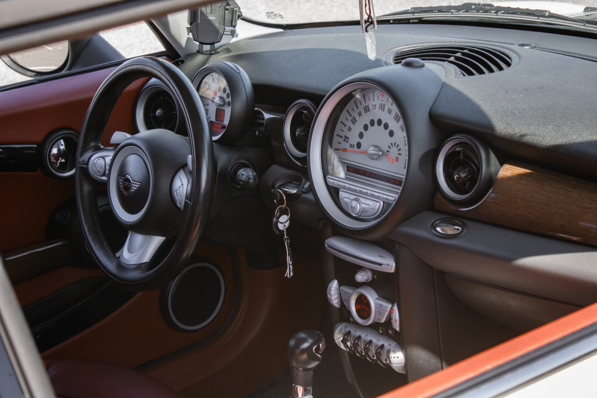 2009 MINI Cooper S, bílá hatchback, 158 491 km