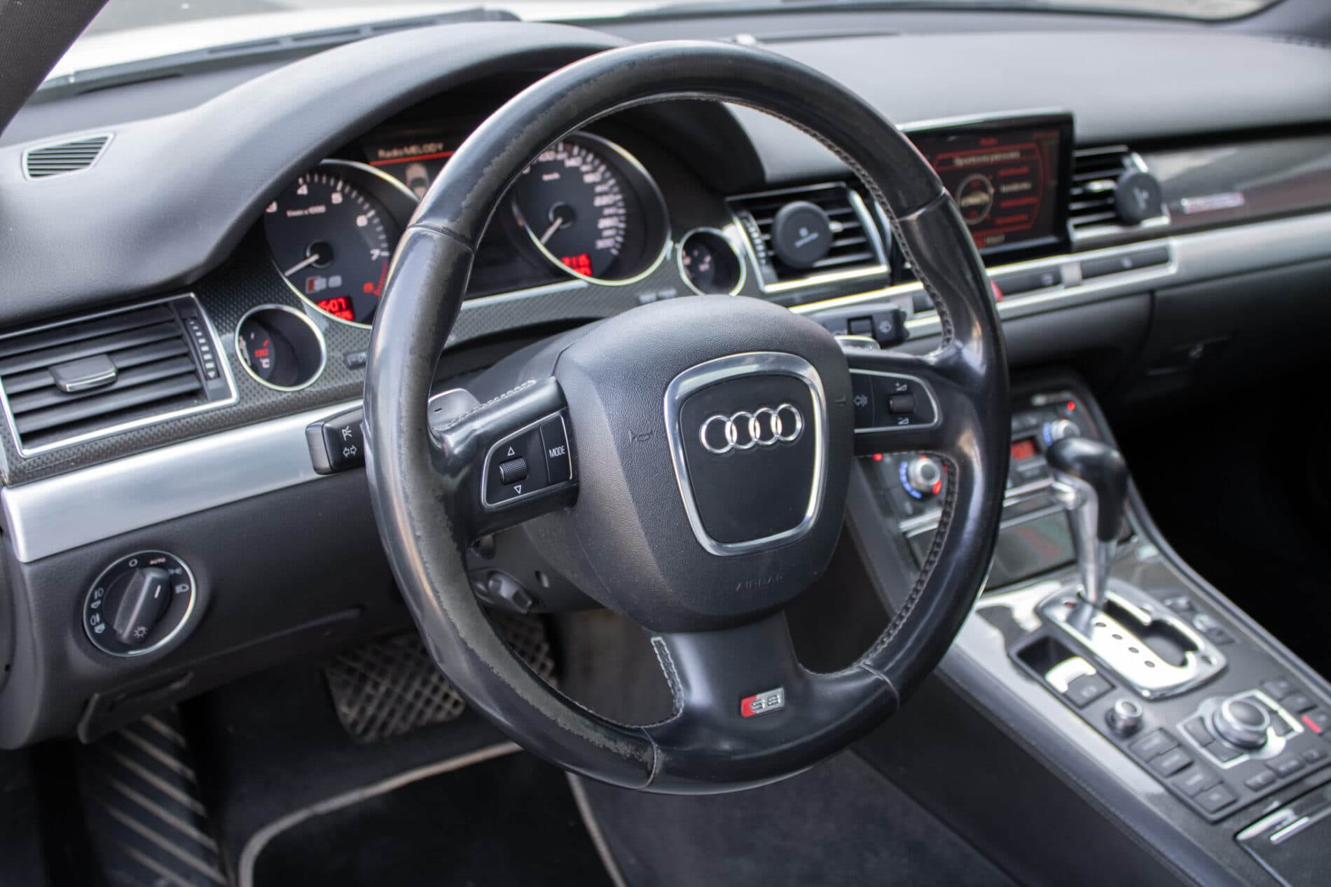2008 AUDI S8, bílá sedan, 246 825 km