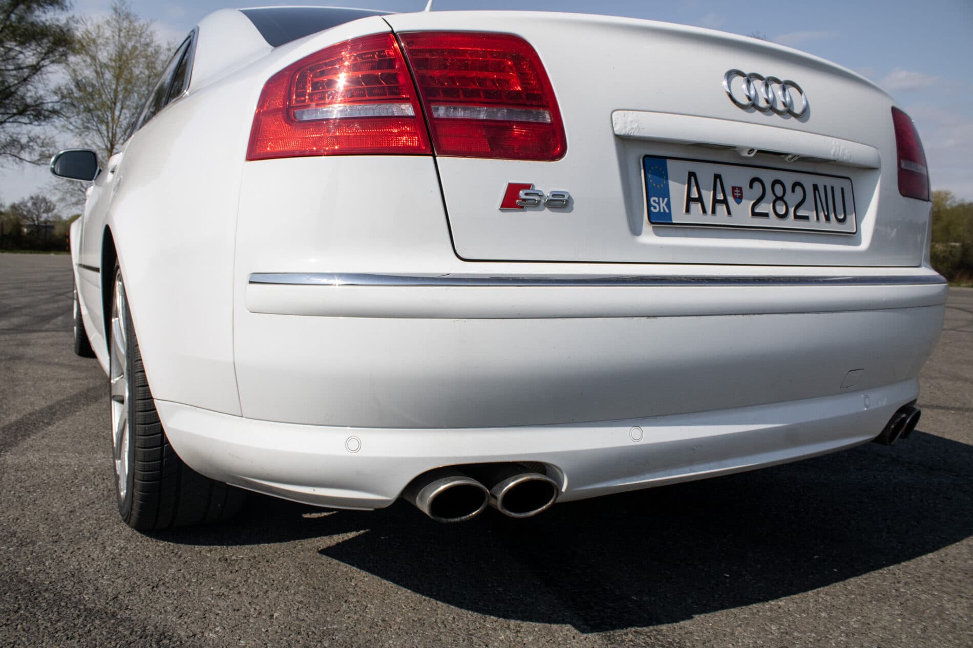 2008 AUDI S8, bílá sedan, 246 825 km