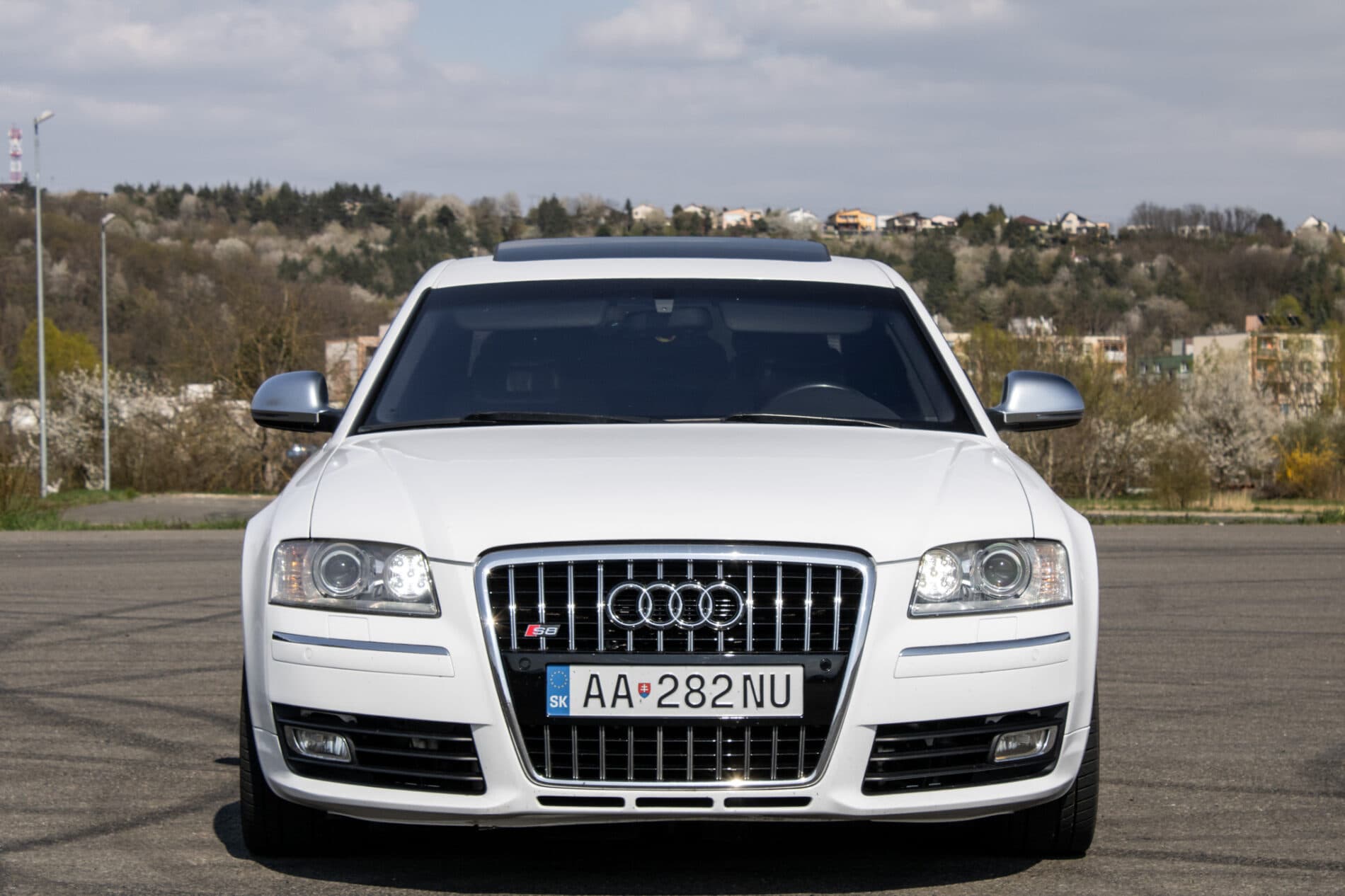 2008 AUDI S8, bílá sedan, 246 825 km