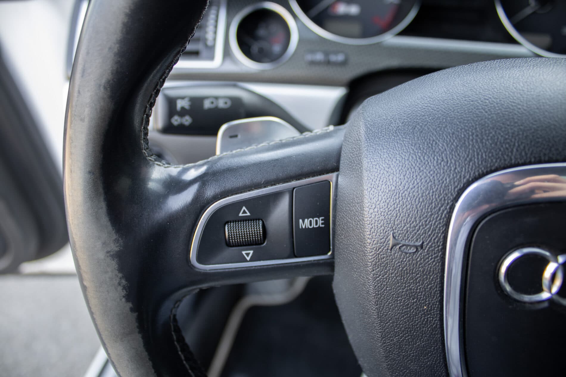 2008 AUDI S8, bílá sedan, 246 825 km