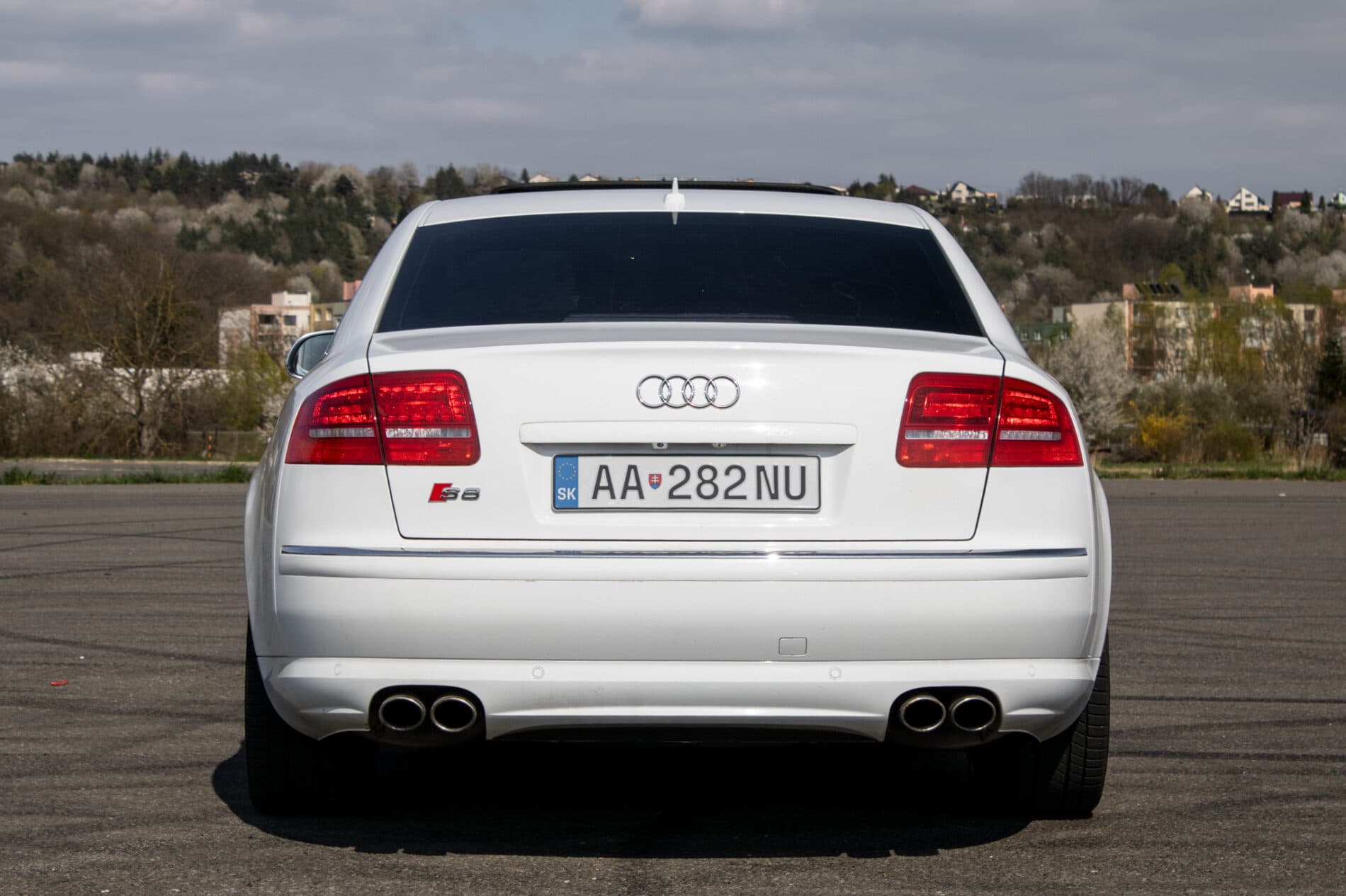 2008 AUDI S8, bílá sedan, 246 825 km