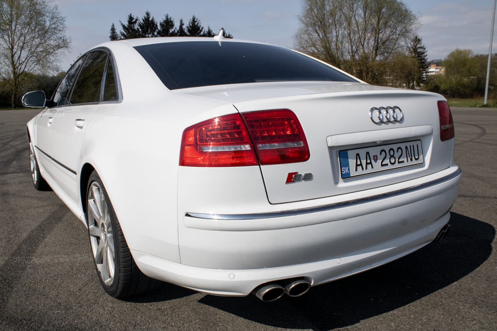 2008 AUDI S8, bílá sedan, 246 825 km