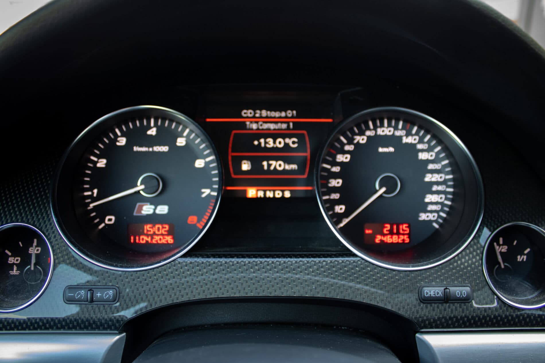 2008 AUDI S8, bílá sedan, 246 825 km