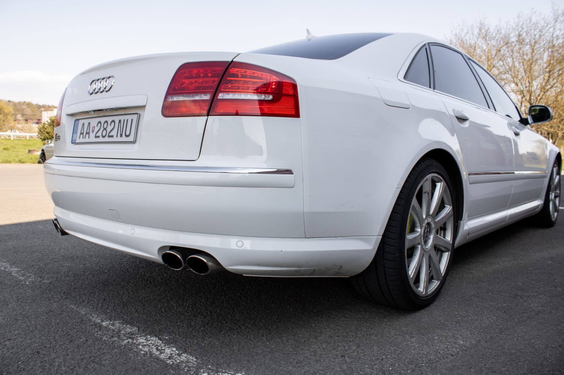 2008 AUDI S8, bílá sedan, 246 825 km