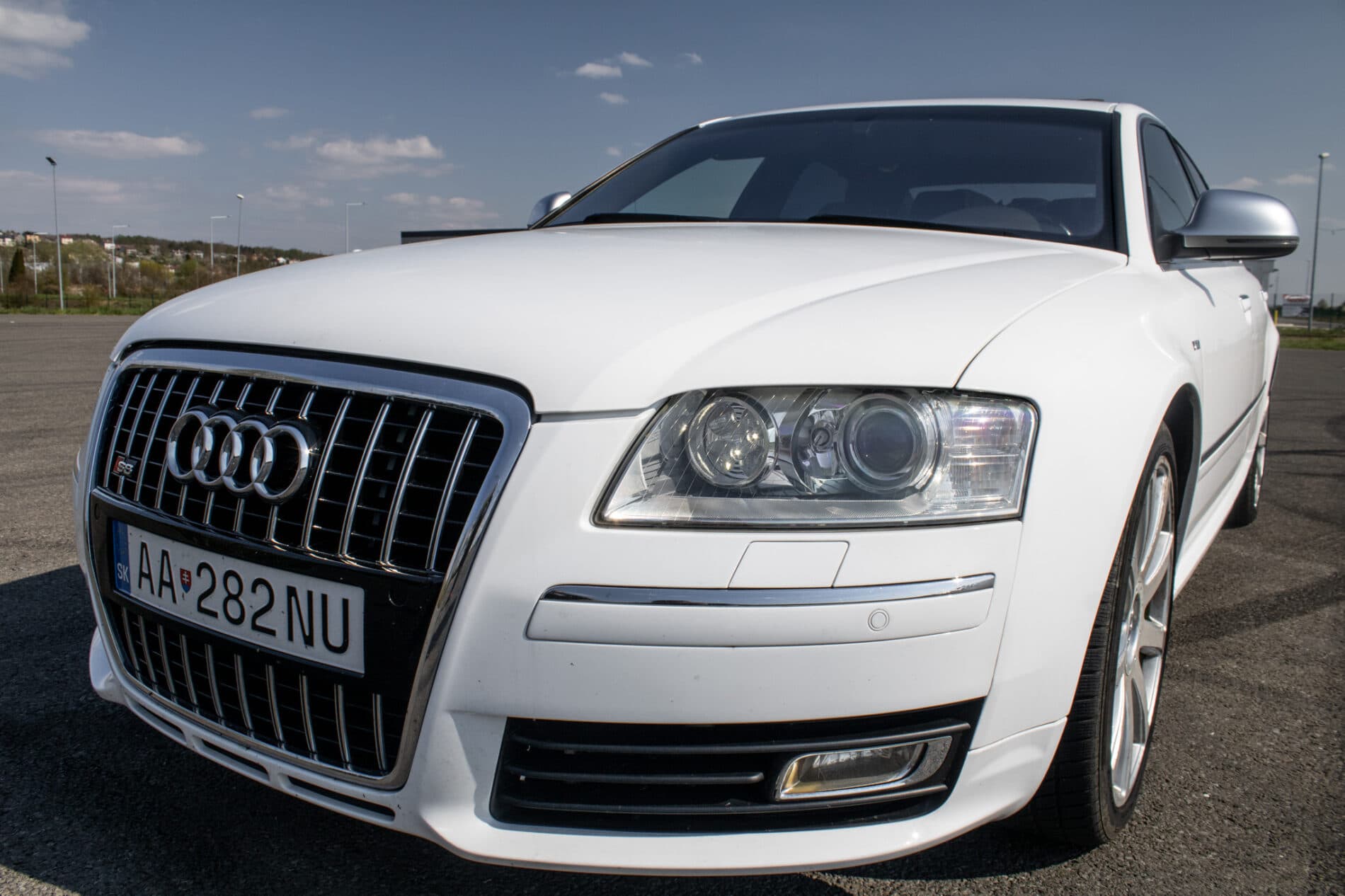2008 AUDI S8, bílá sedan, 246 825 km