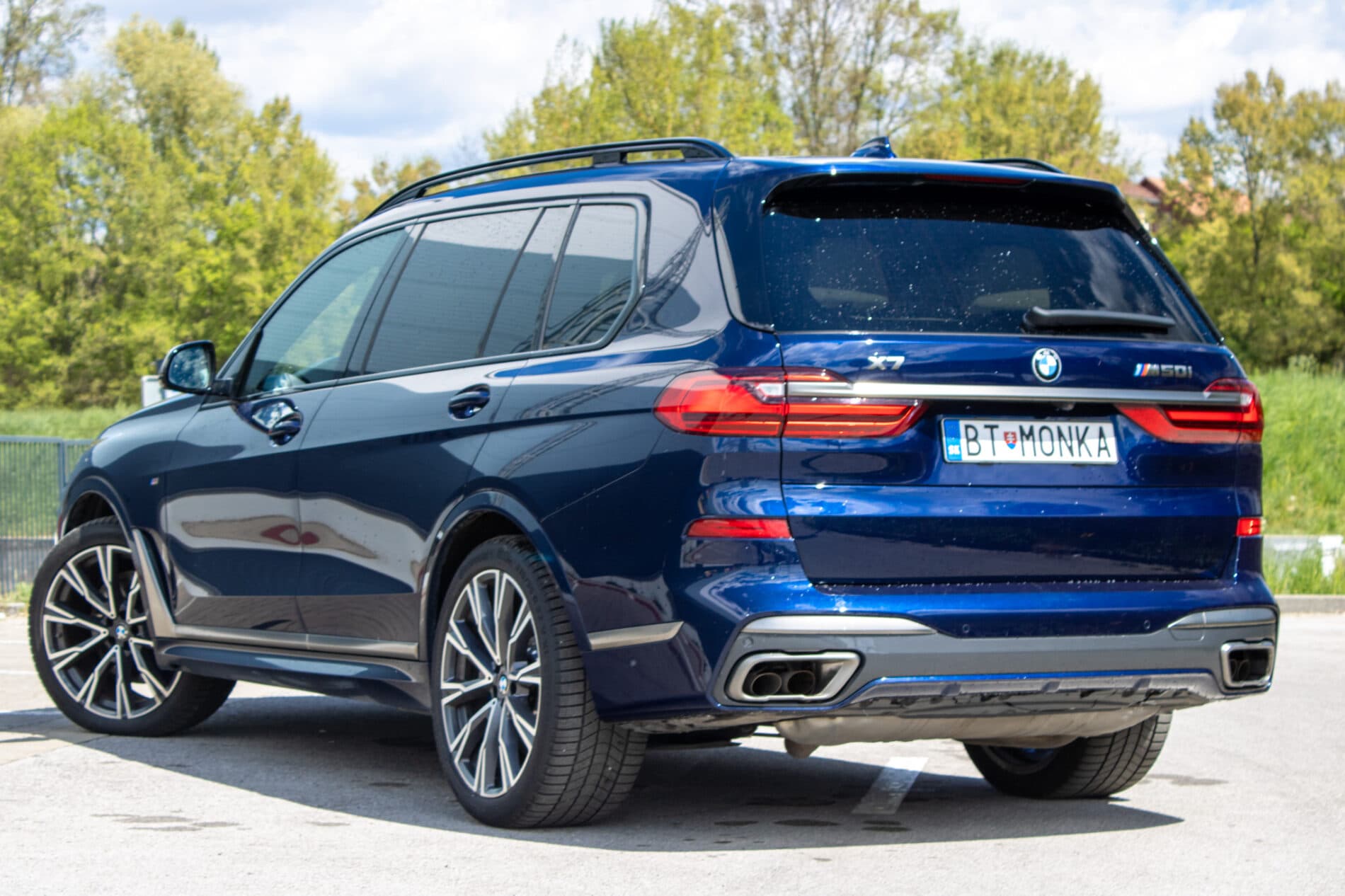 2021 BMW X7 M50i, modrá suv, 154 649 km