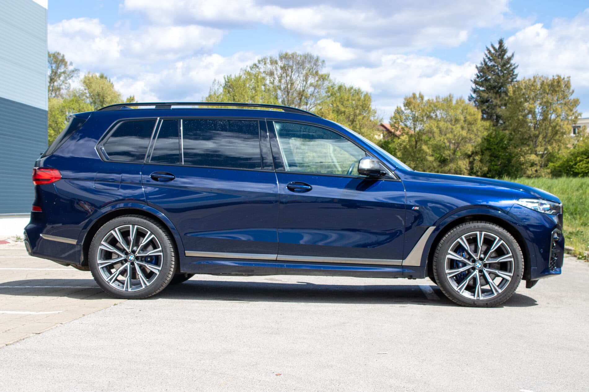2021 BMW X7 M50i, modrá suv, 154 649 km