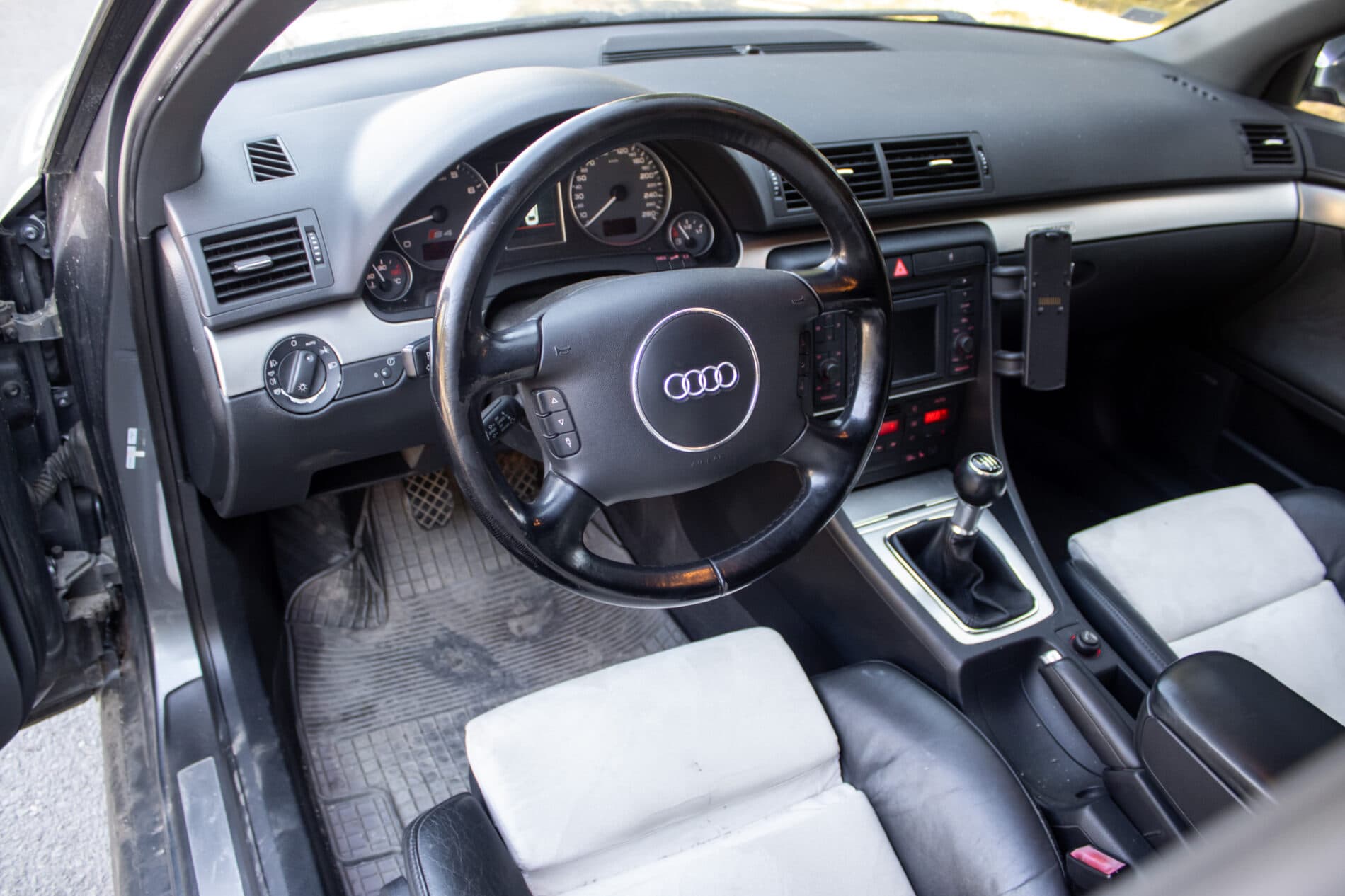 2004 AUDI S4, šedá kombi, 234 814 km