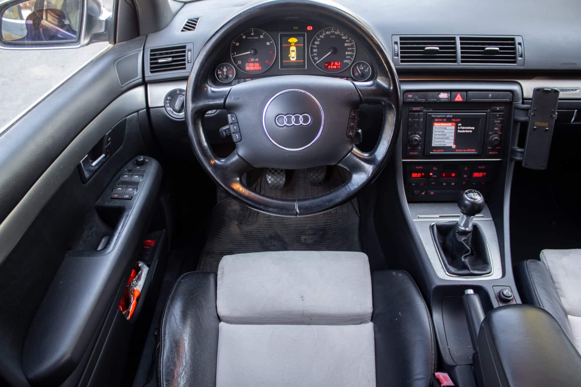 2004 AUDI S4, šedá kombi, 234 814 km