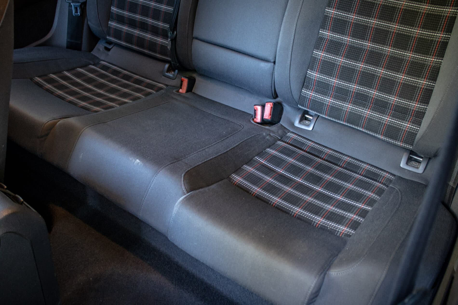 2005 Volkswagen Golf GTI, fialová hatchback, 262 667 km