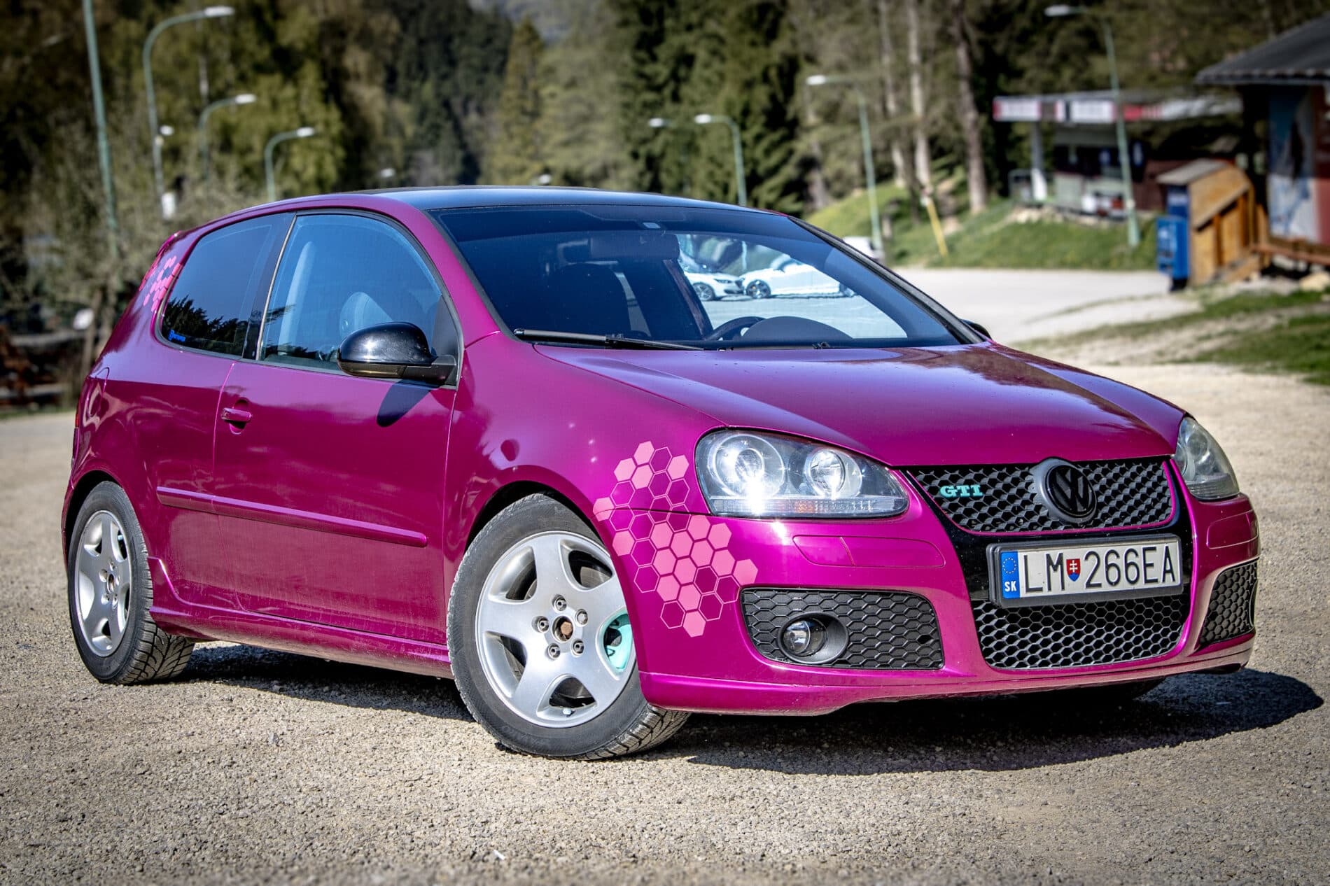 2005 Volkswagen Golf GTI, fialová hatchback, 262 667 km
