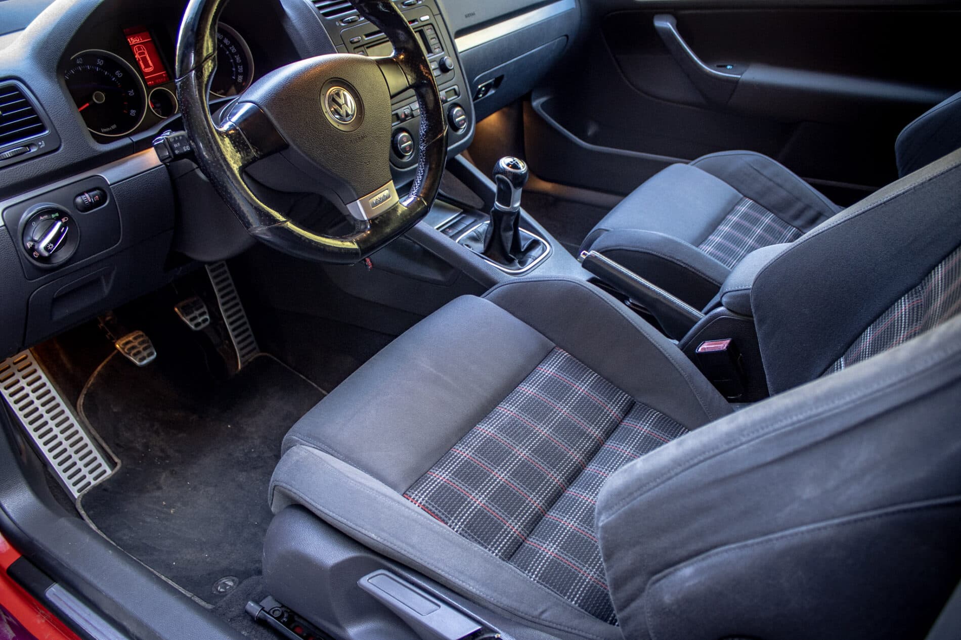 2005 Volkswagen Golf GTI, fialová hatchback, 262 667 km