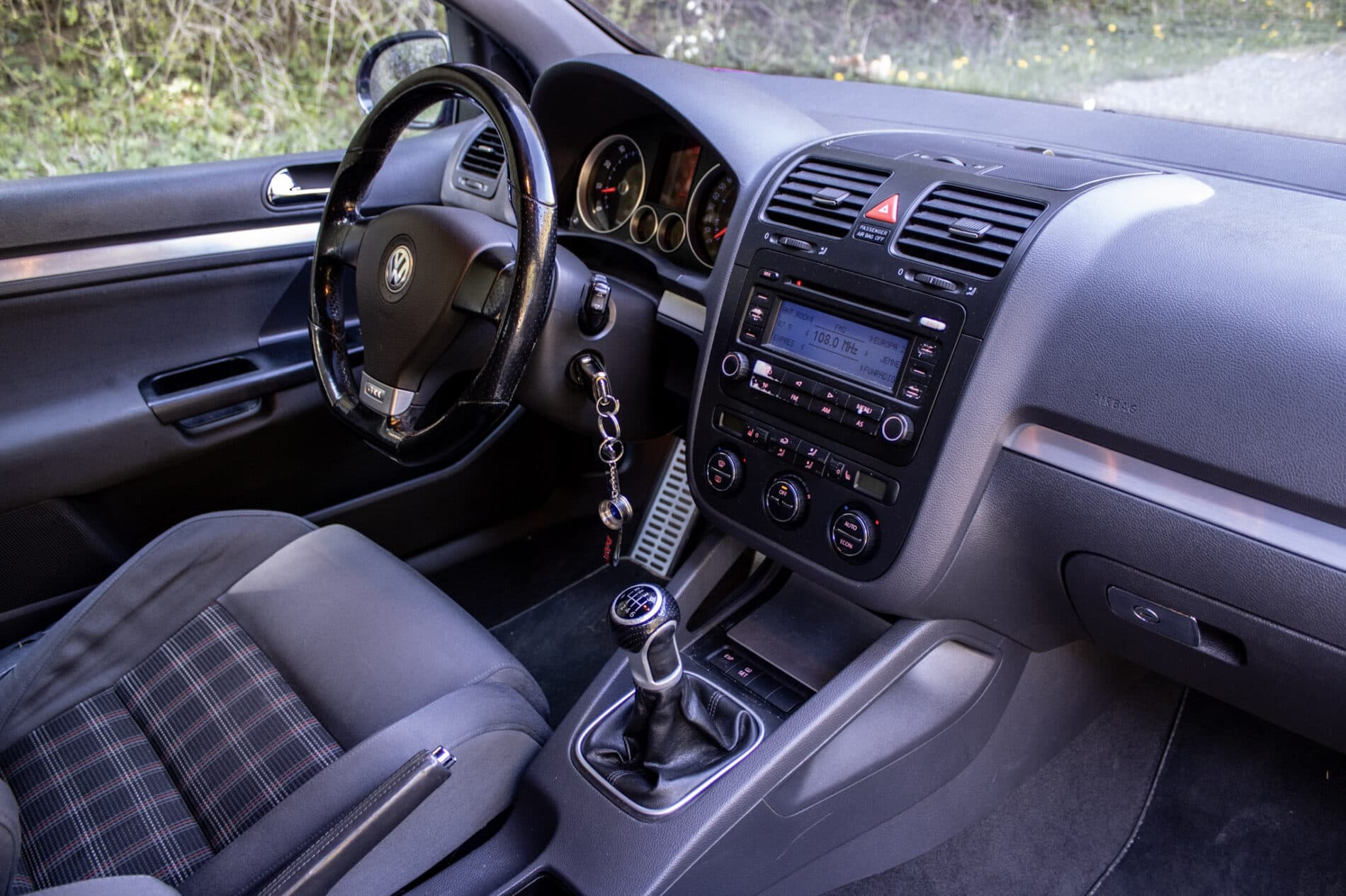 2005 Volkswagen Golf GTI, fialová hatchback, 262 667 km