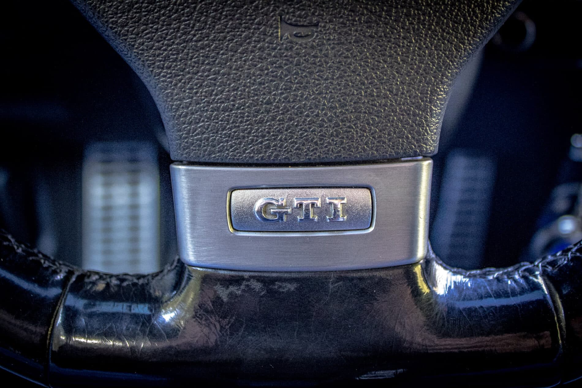 2005 Volkswagen Golf GTI, fialová hatchback, 262 667 km