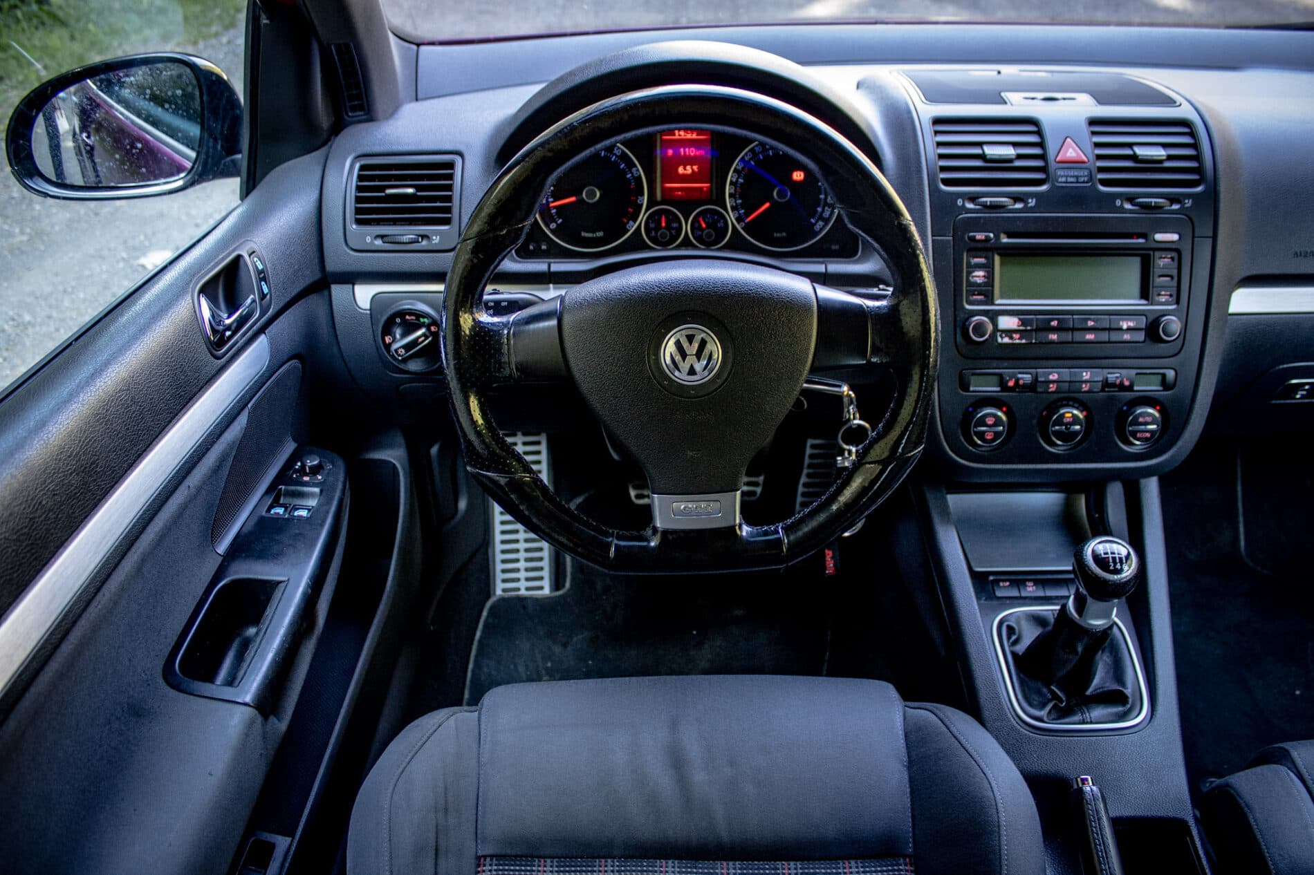 2005 Volkswagen Golf GTI, fialová hatchback, 262 667 km
