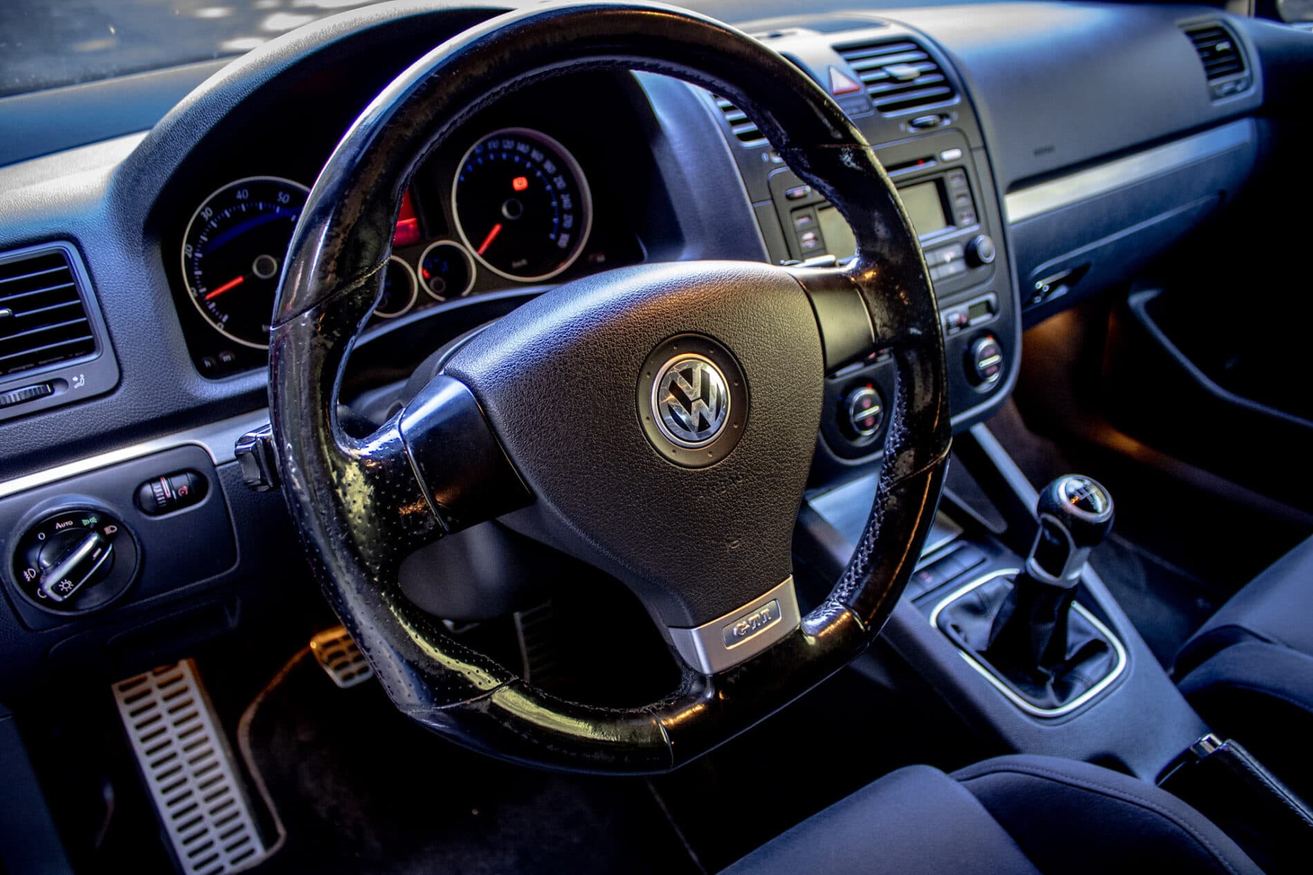 2005 Volkswagen Golf GTI, fialová hatchback, 262 667 km