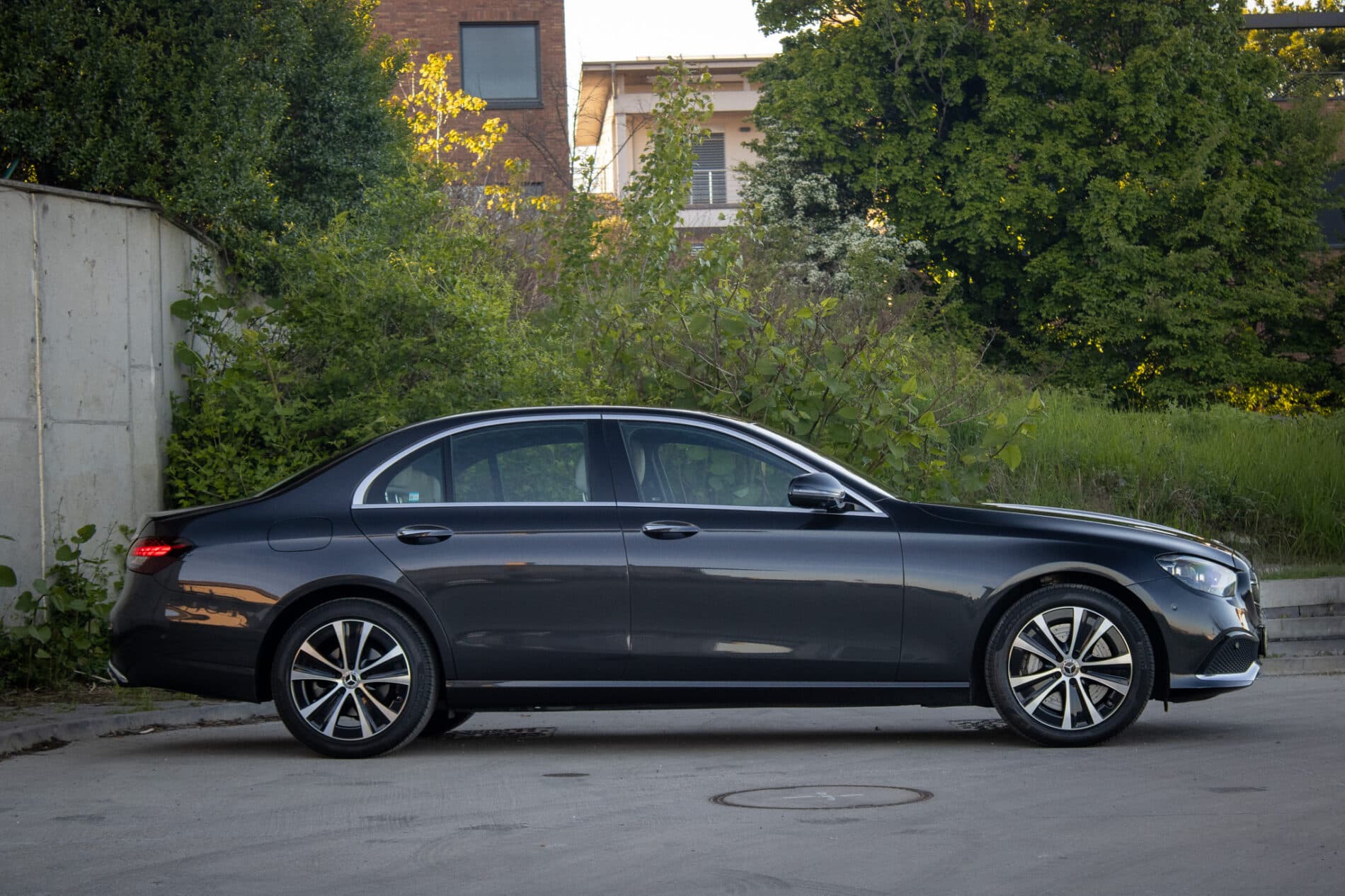 2021 Mercedes-Benz E 300, šedá sedan, 55 936 km