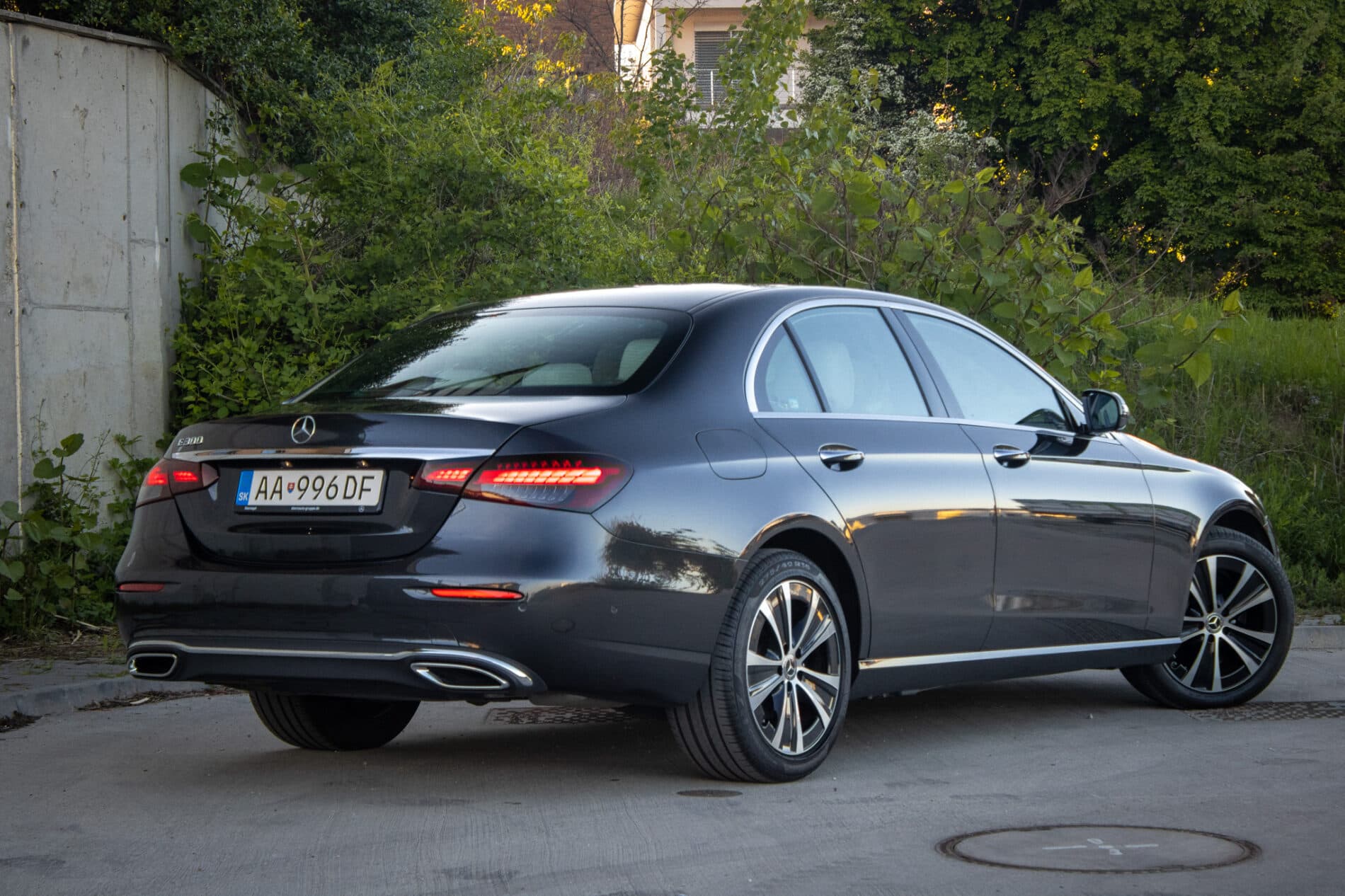 2021 Mercedes-Benz E 300, šedá sedan, 55 936 km