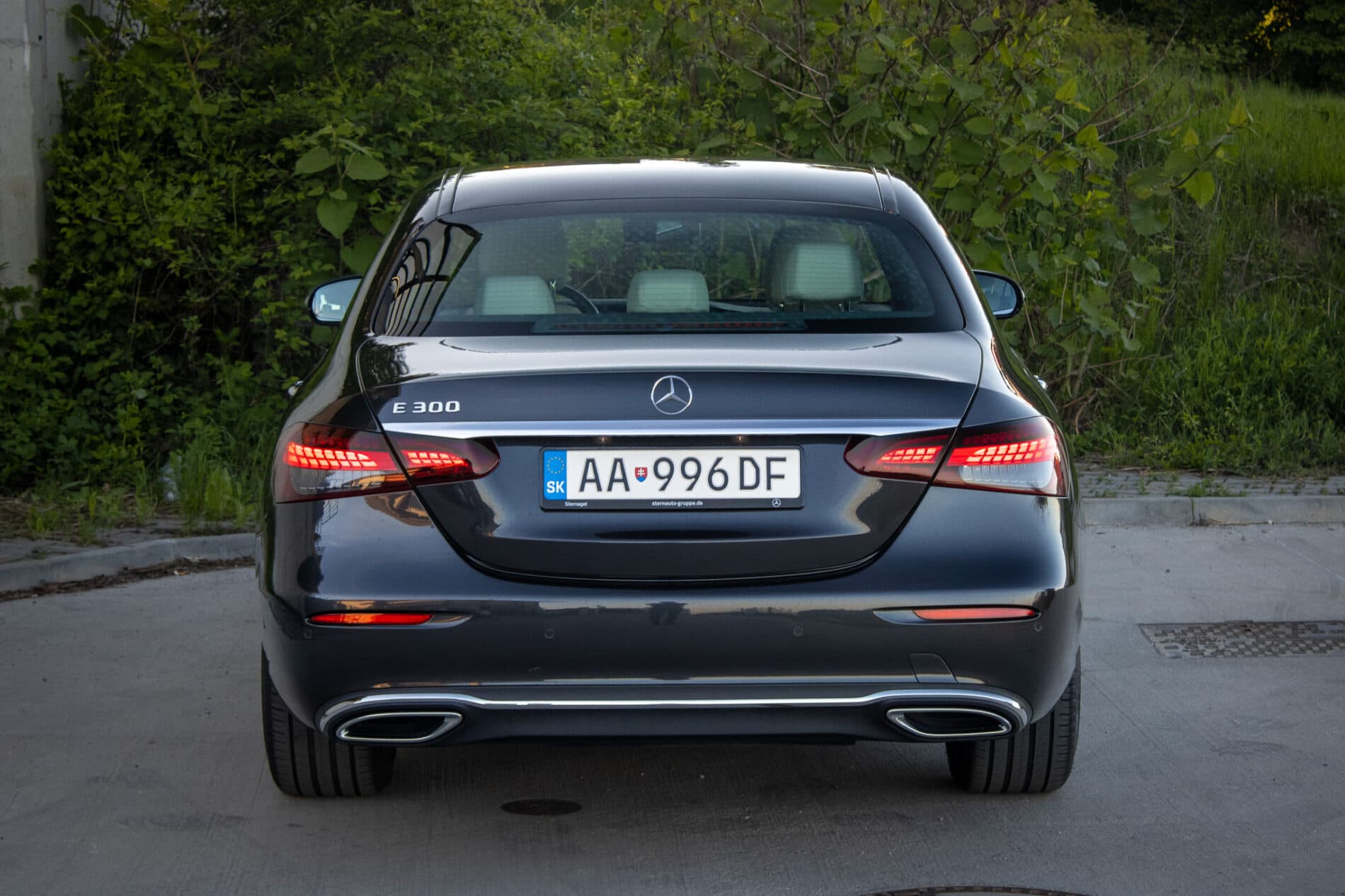 2021 Mercedes-Benz E 300, šedá sedan, 55 936 km