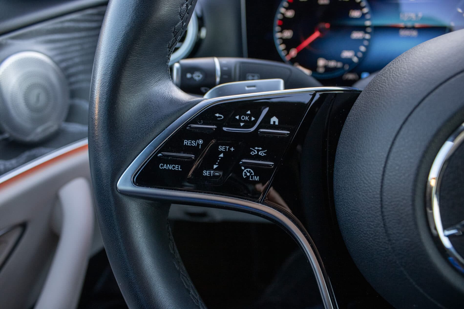 2021 Mercedes-Benz E 300, šedá sedan, 55 936 km