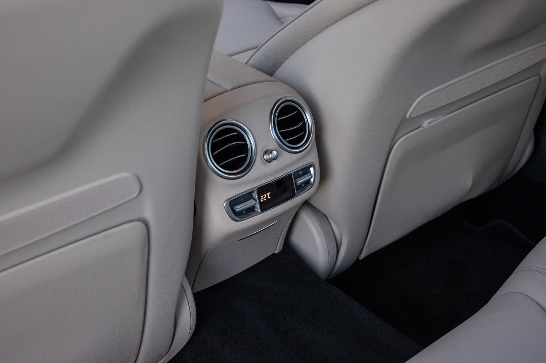 2021 Mercedes-Benz E 300, šedá sedan, 55 936 km