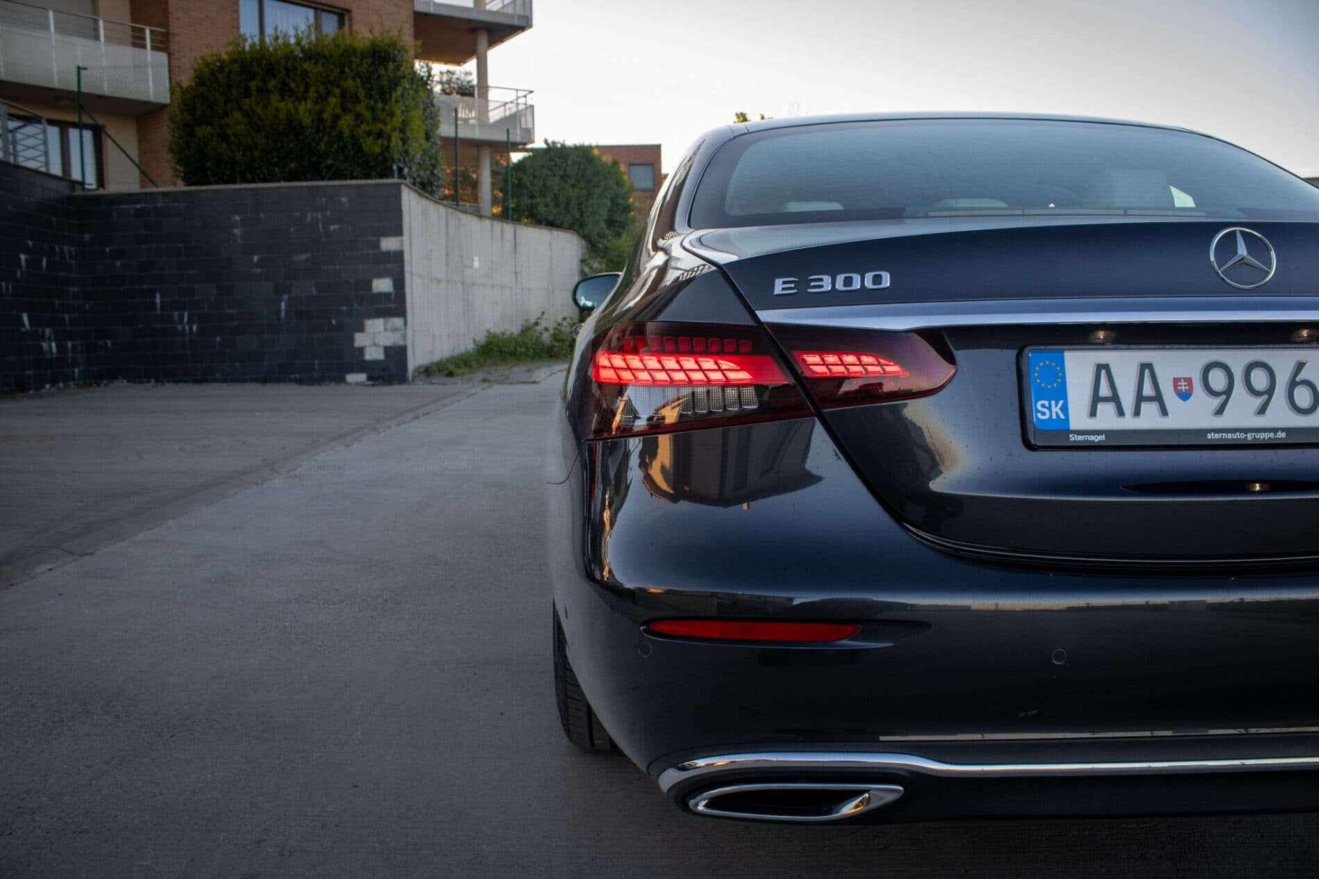 2021 Mercedes-Benz E 300, šedá sedan, 55 936 km