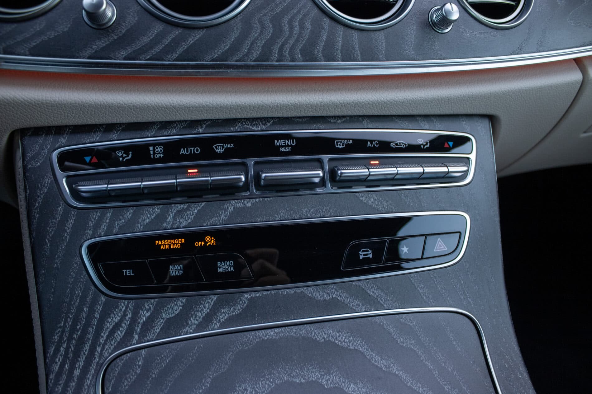 2021 Mercedes-Benz E 300, šedá sedan, 55 936 km