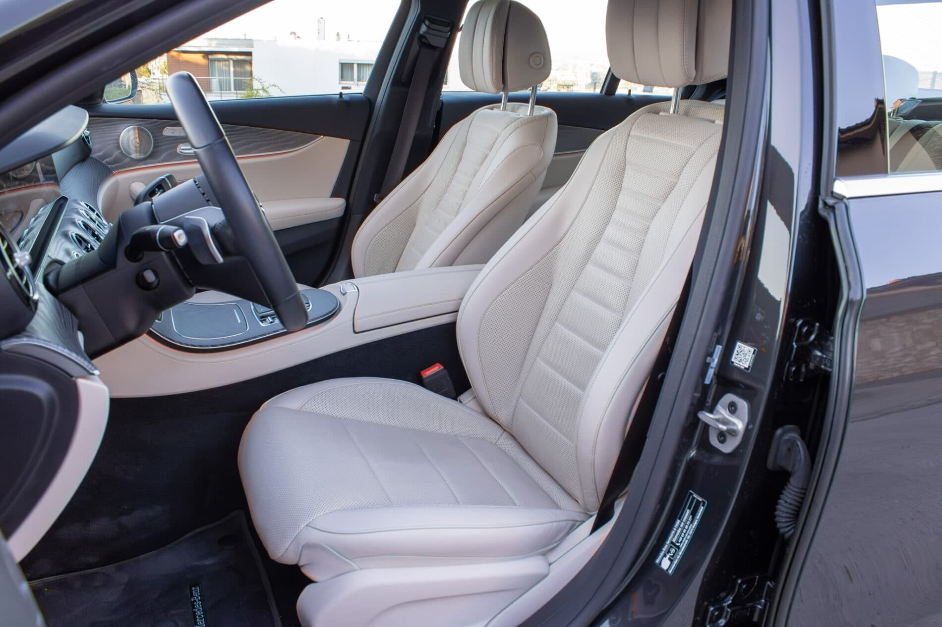 2021 Mercedes-Benz E 300, šedá sedan, 55 936 km