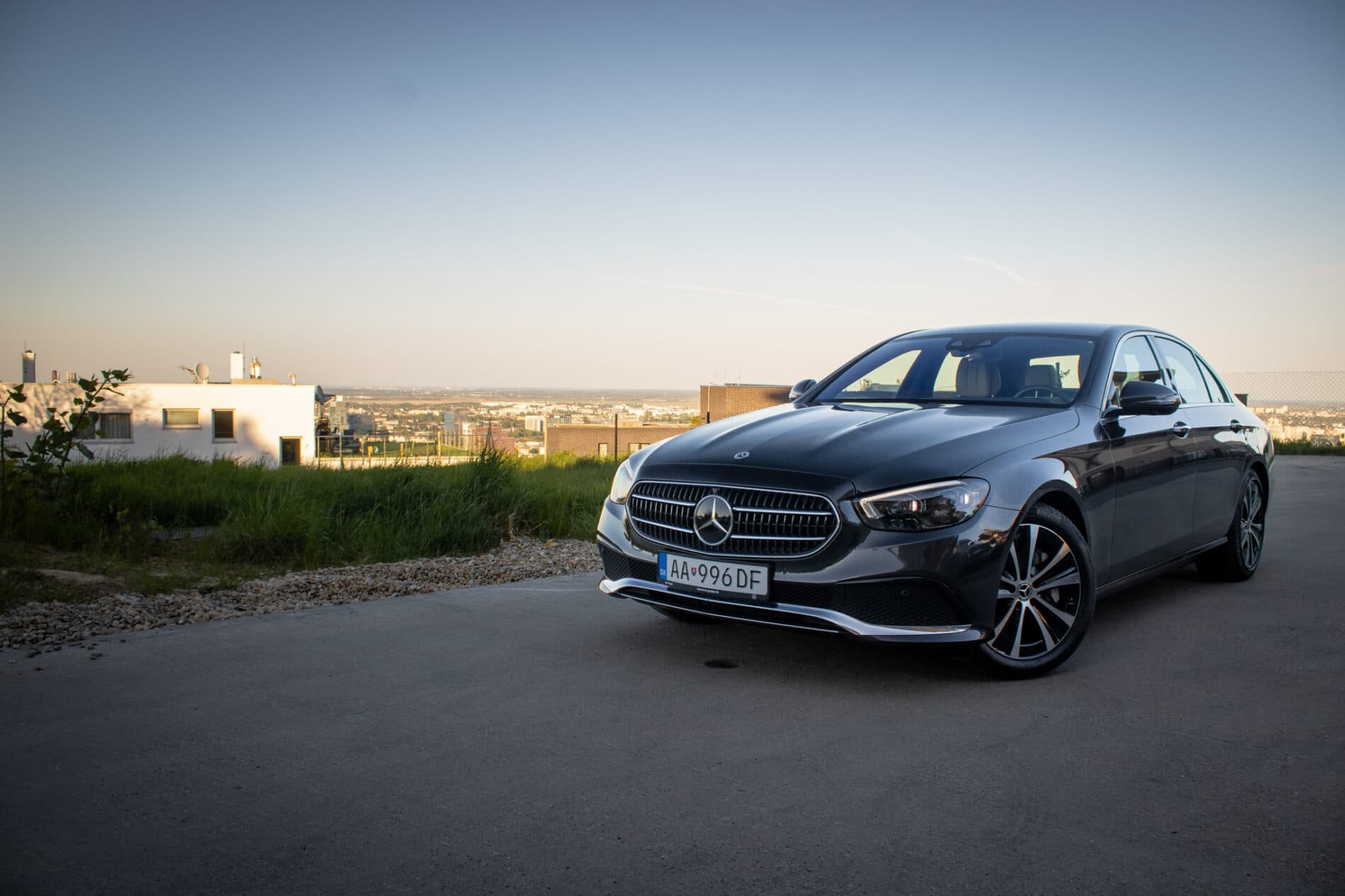 2021 Mercedes-Benz E 300, šedá sedan, 55 936 km