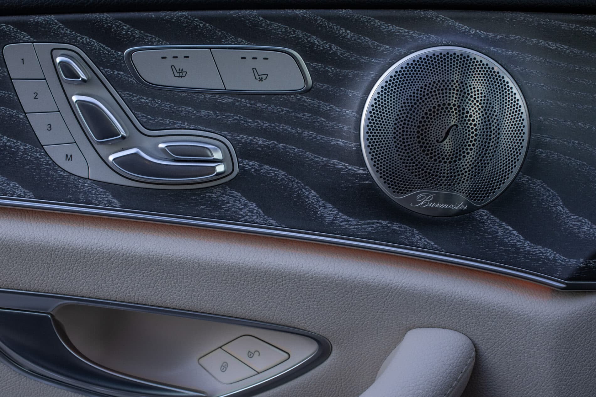 2021 Mercedes-Benz E 300, šedá sedan, 55 936 km