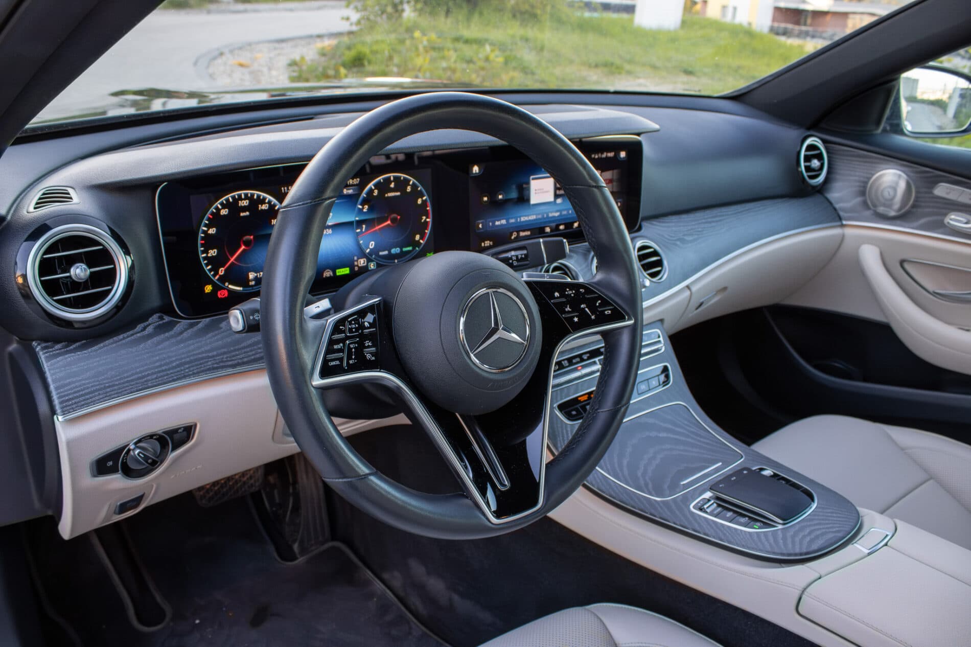 2021 Mercedes-Benz E 300, šedá sedan, 55 936 km