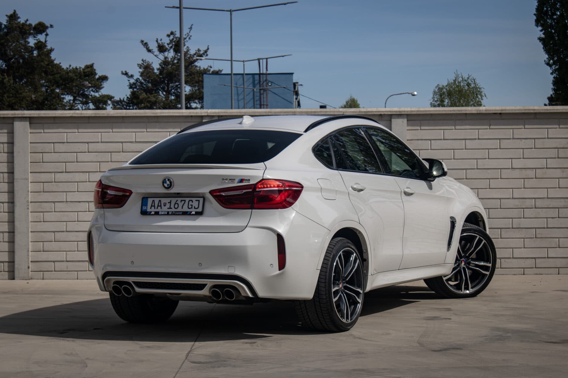 2016 BMW X6 M, bílá suv, 227 553 km