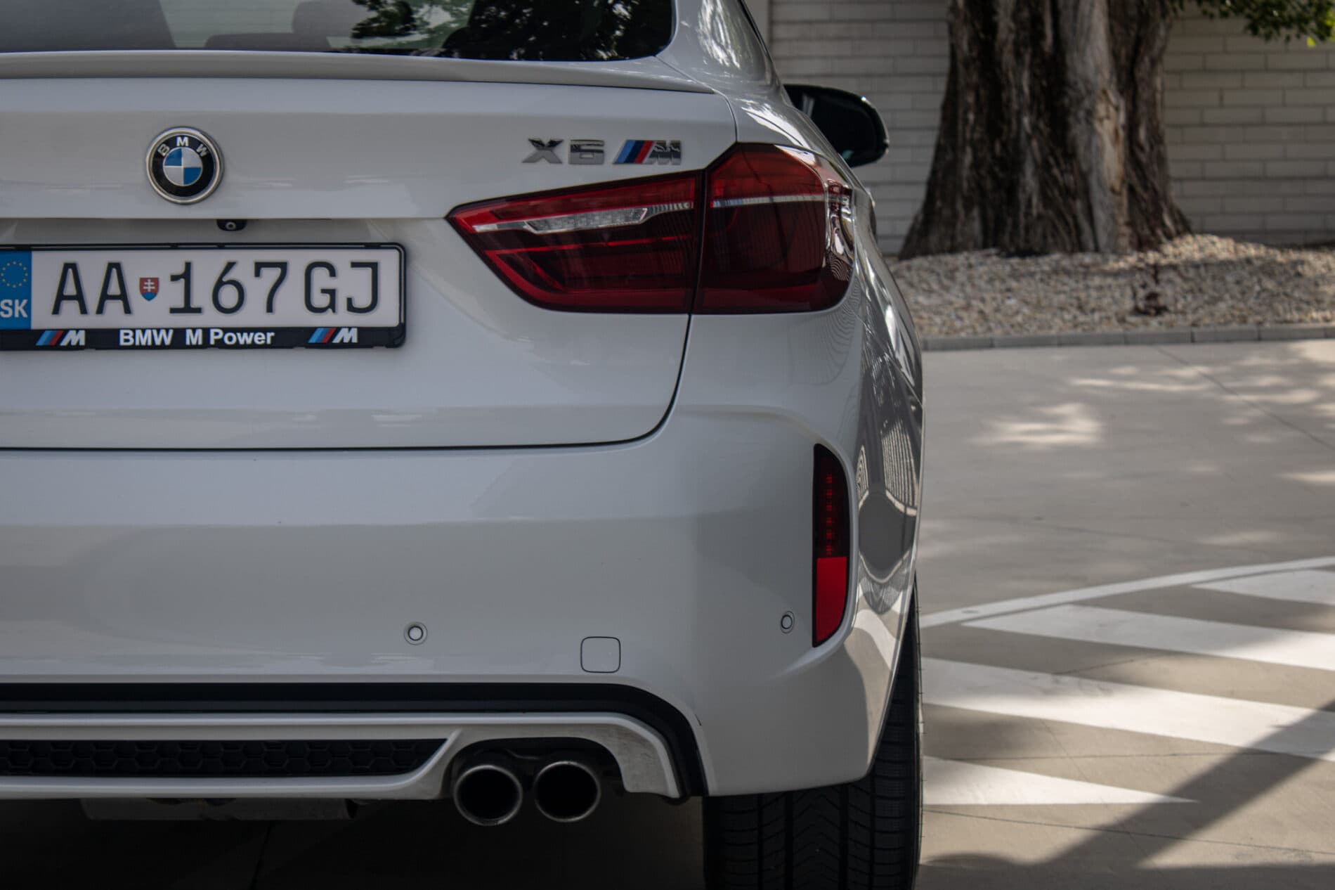 2016 BMW X6 M, bílá suv, 227 553 km
