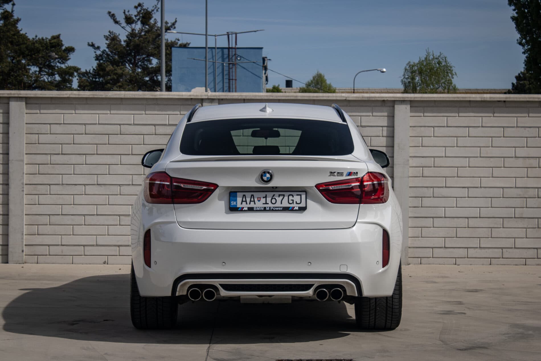 2016 BMW X6 M, bílá suv, 227 553 km