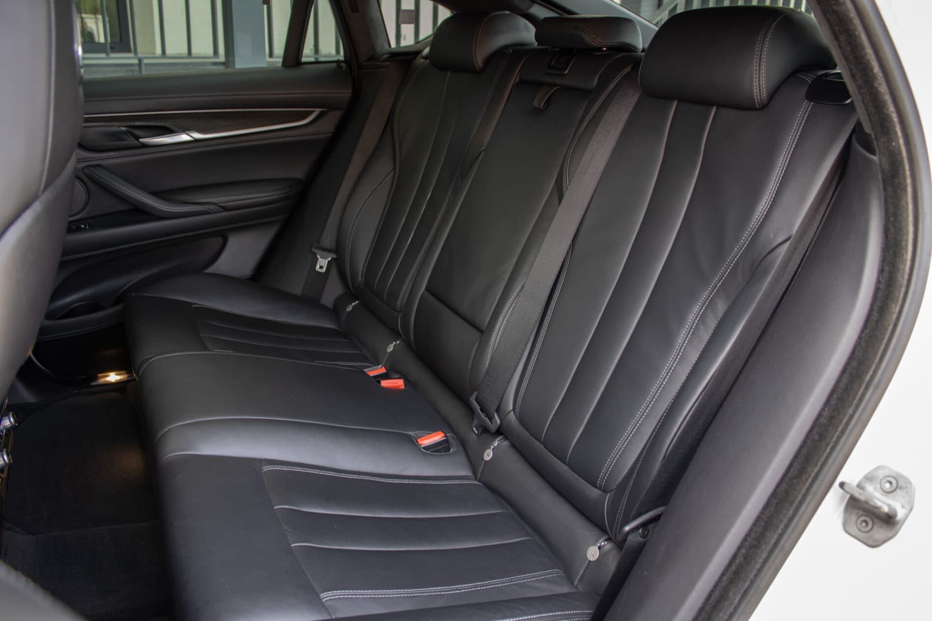 2016 BMW X6 M, bílá suv, 227 553 km