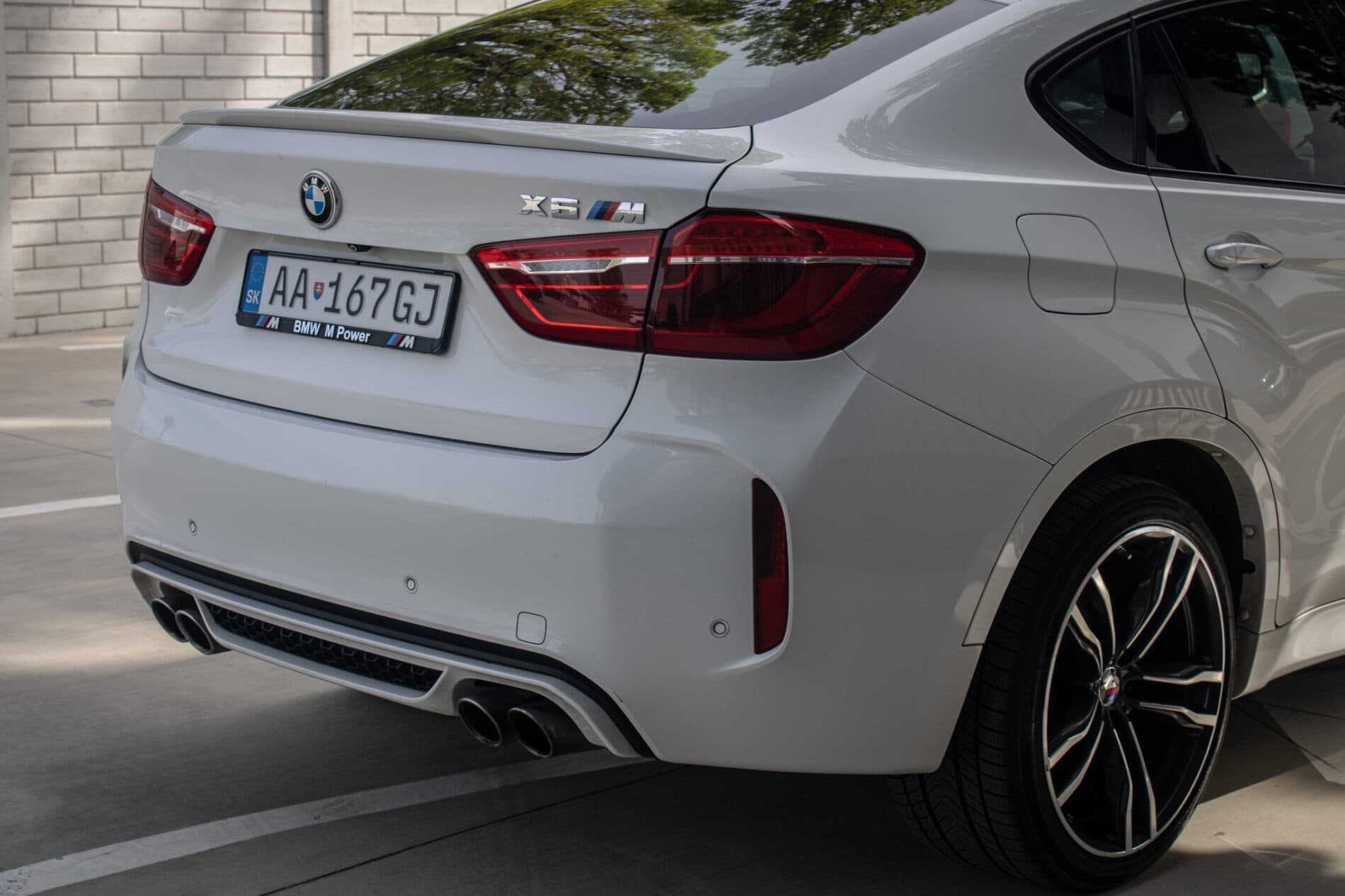 2016 BMW X6 M, bílá suv, 227 553 km