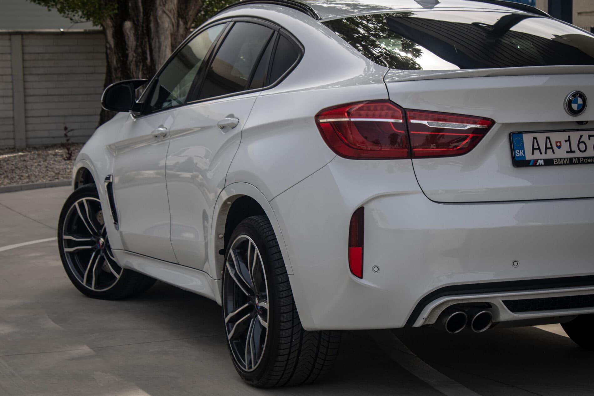 2016 BMW X6 M, bílá suv, 227 553 km