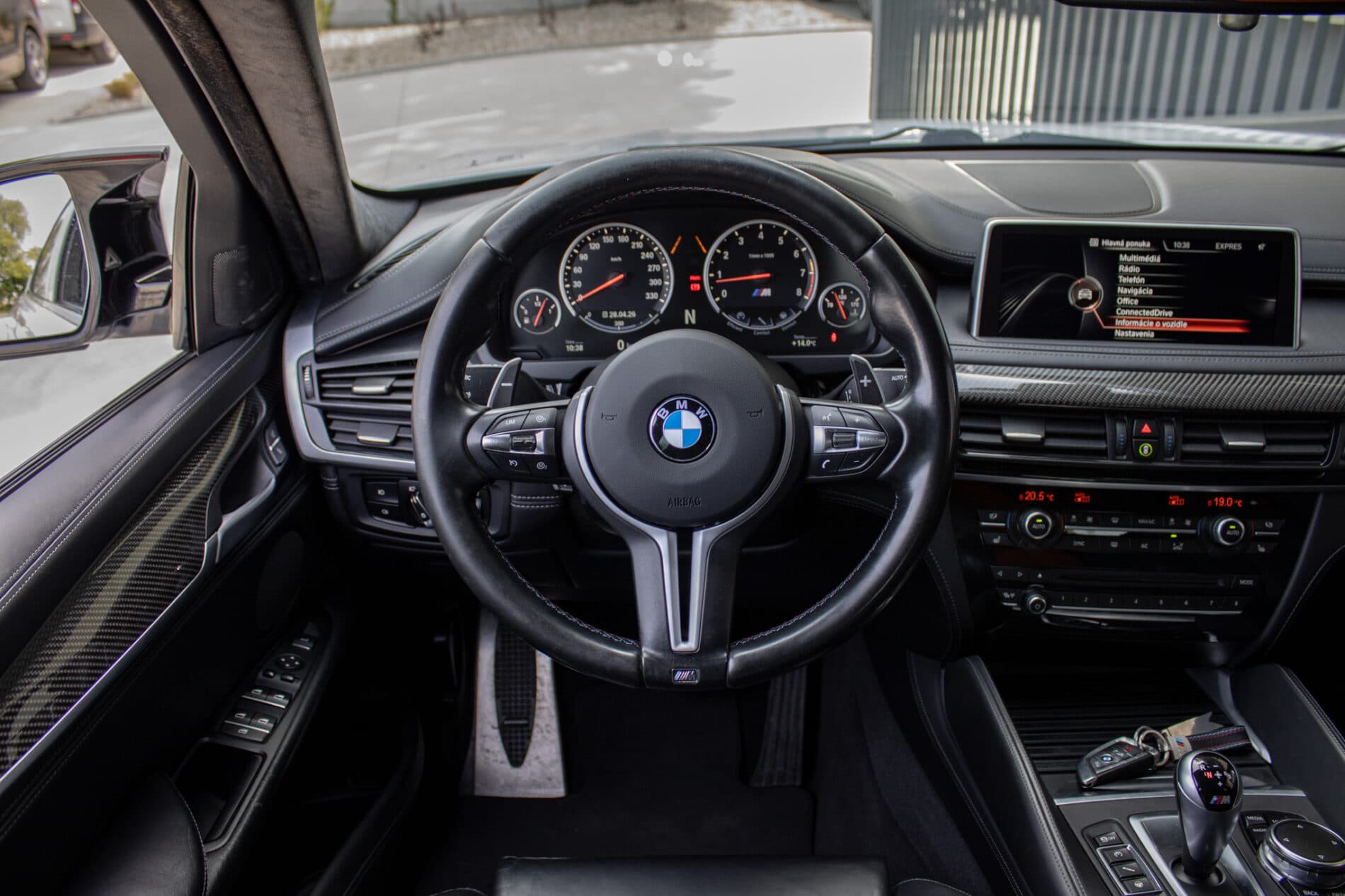 2016 BMW X6 M, bílá suv, 227 553 km