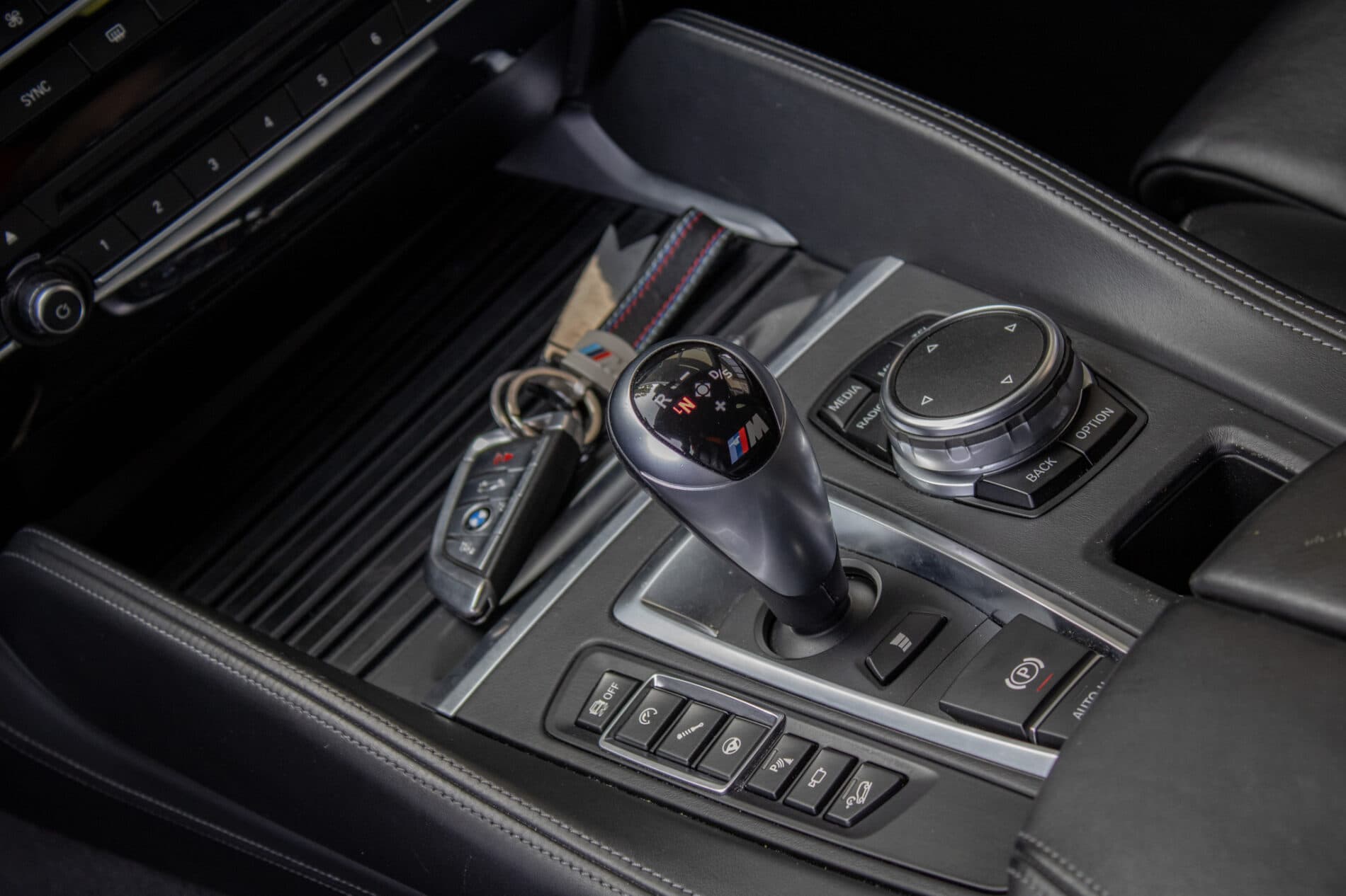 2016 BMW X6 M, bílá suv, 227 553 km