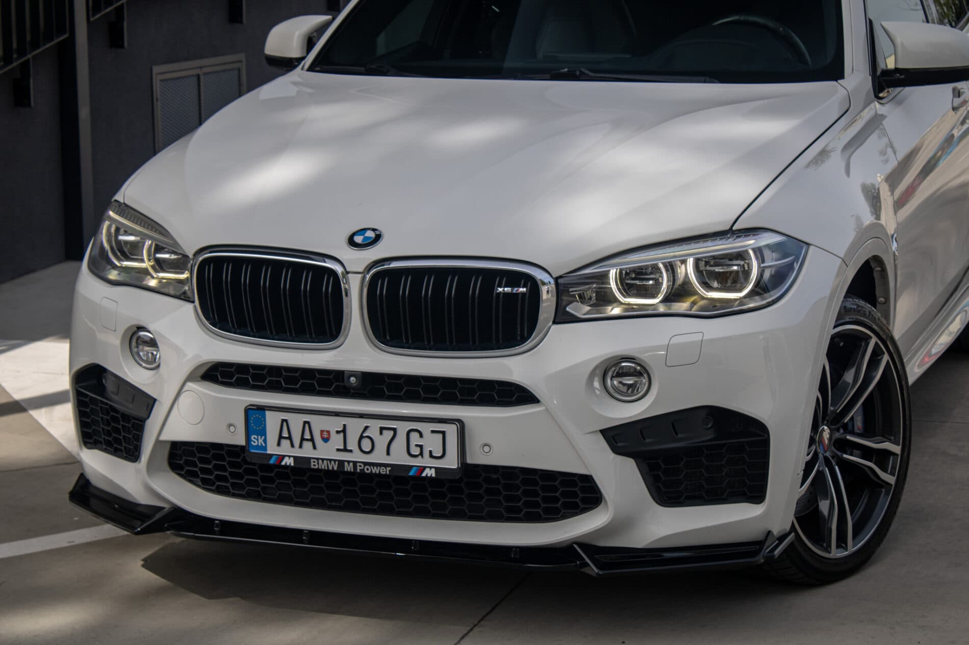 2016 BMW X6 M, bílá suv, 227 553 km
