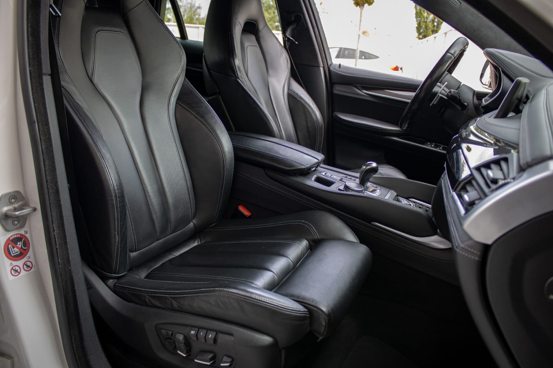 2016 BMW X6 M, bílá suv, 227 553 km