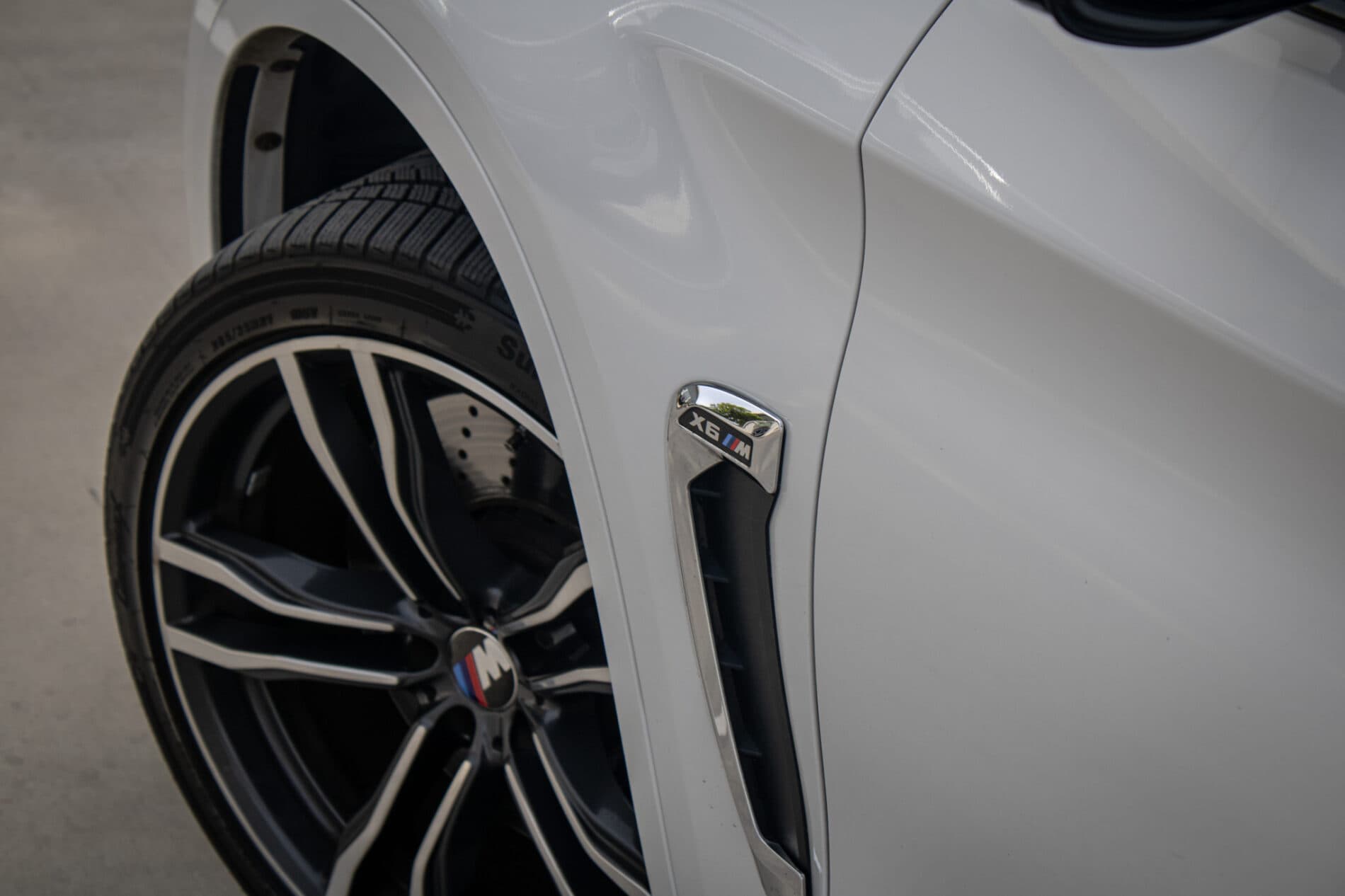 2016 BMW X6 M, bílá suv, 227 553 km
