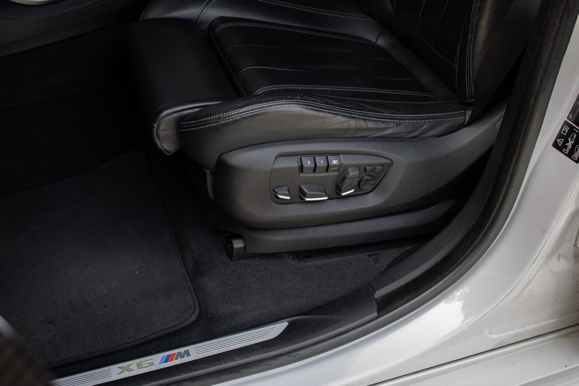 2016 BMW X6 M, bílá suv, 227 553 km