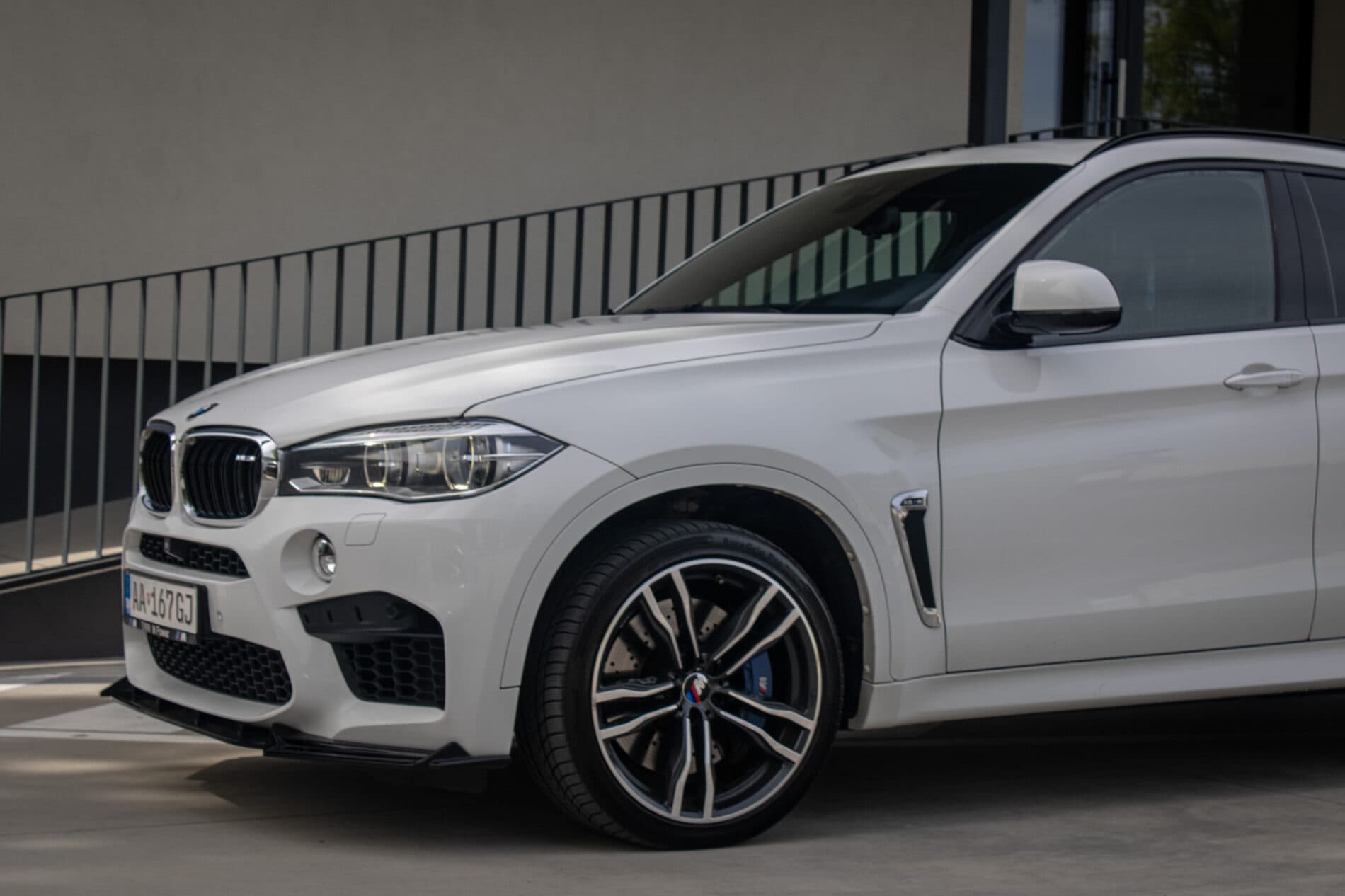 2016 BMW X6 M, bílá suv, 227 553 km