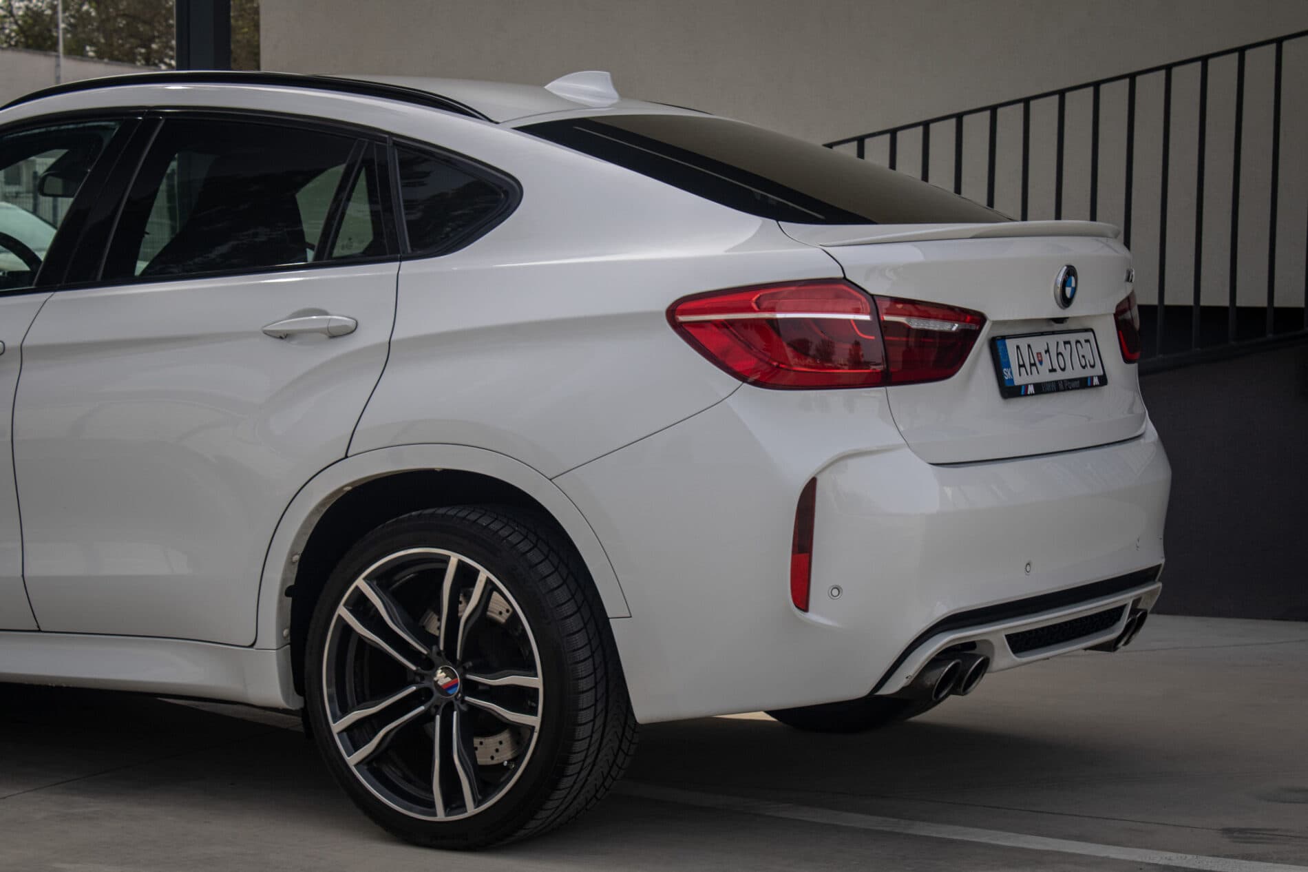 2016 BMW X6 M, bílá suv, 227 553 km