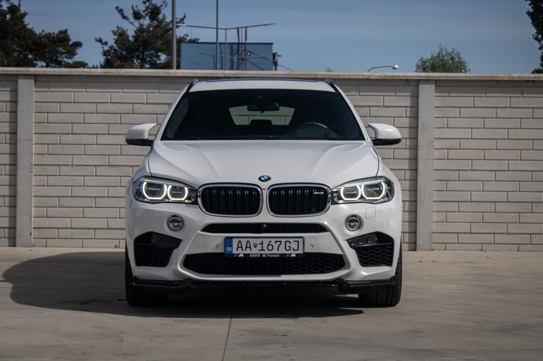 2016 BMW X6 M, bílá suv, 227 553 km