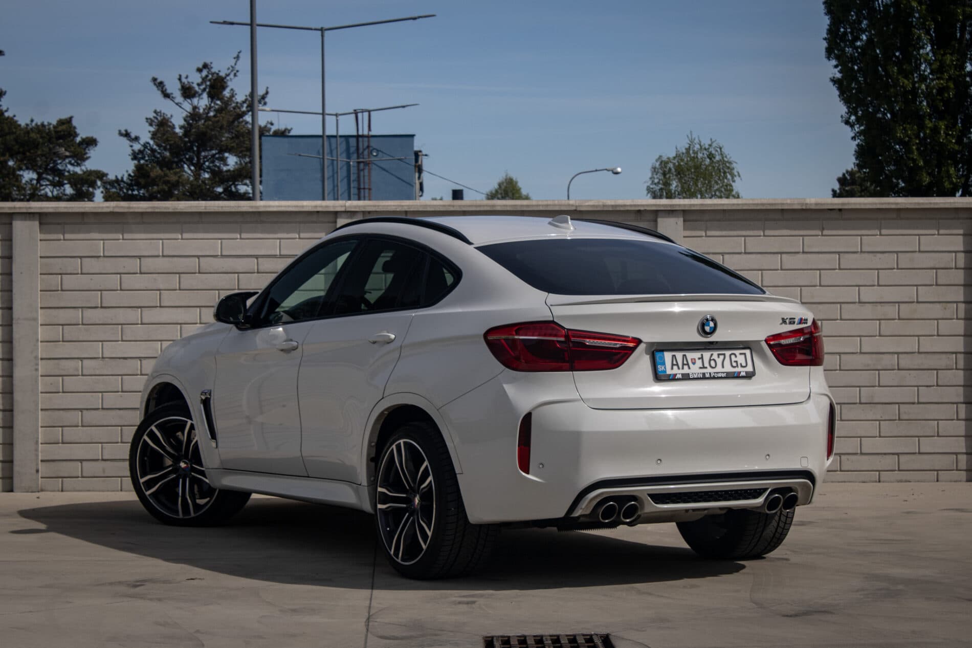 2016 BMW X6 M, bílá suv, 227 553 km