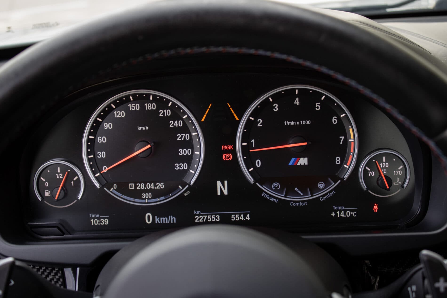2016 BMW X6 M, bílá suv, 227 553 km